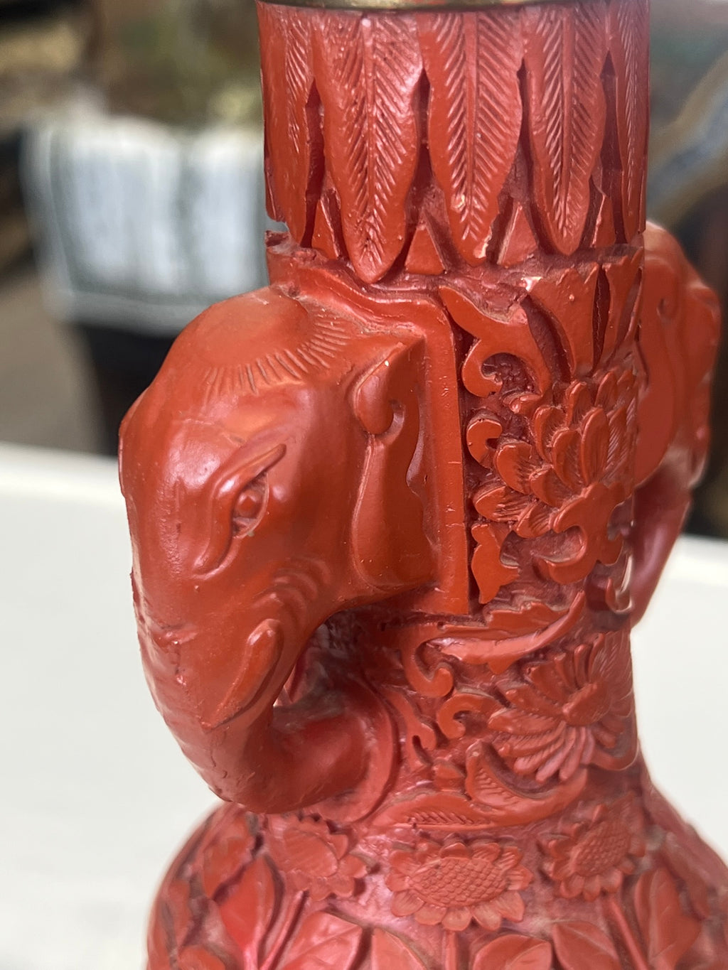 Chinesische Zinnoberlack-Vase mit Elefantenhenkeln (Schnitzlack, Messing)