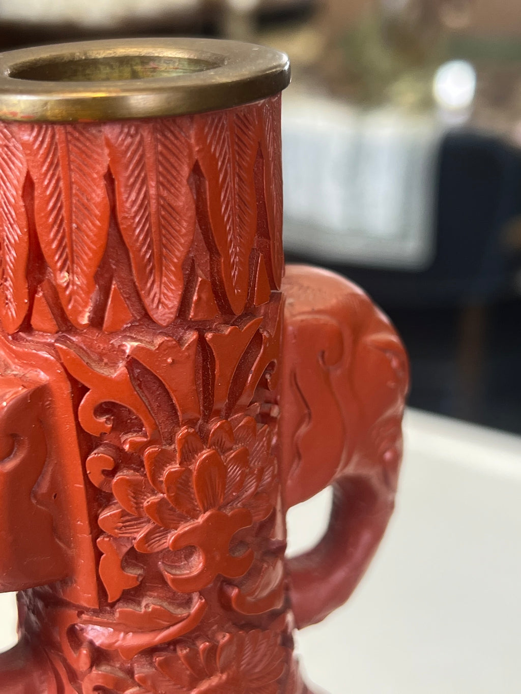 Chinesische Zinnoberlack-Vase mit Elefantenhenkeln (Schnitzlack, Messing)