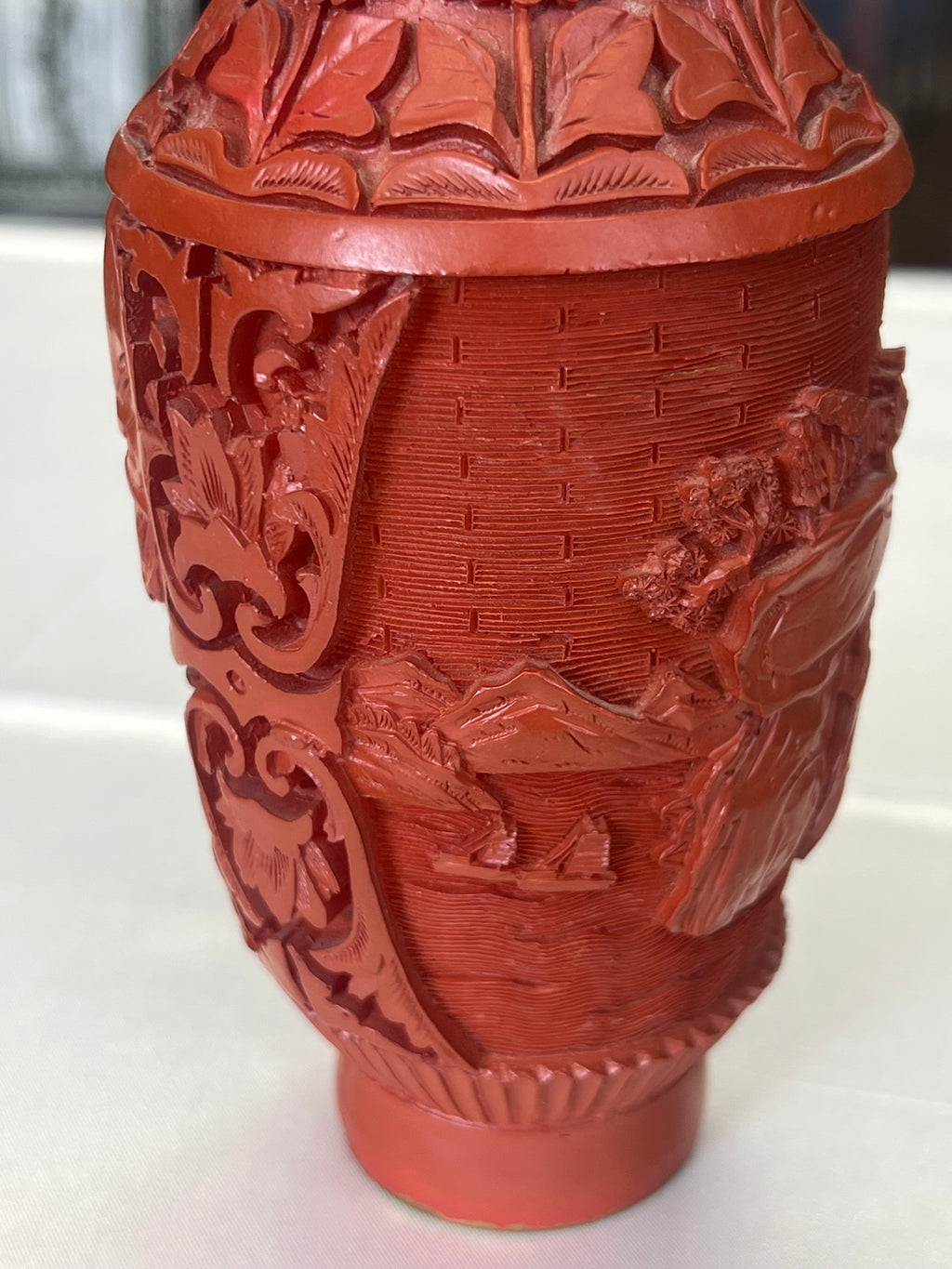 Chinesische Zinnoberlack-Vase mit Elefantenhenkeln (Schnitzlack, Messing)