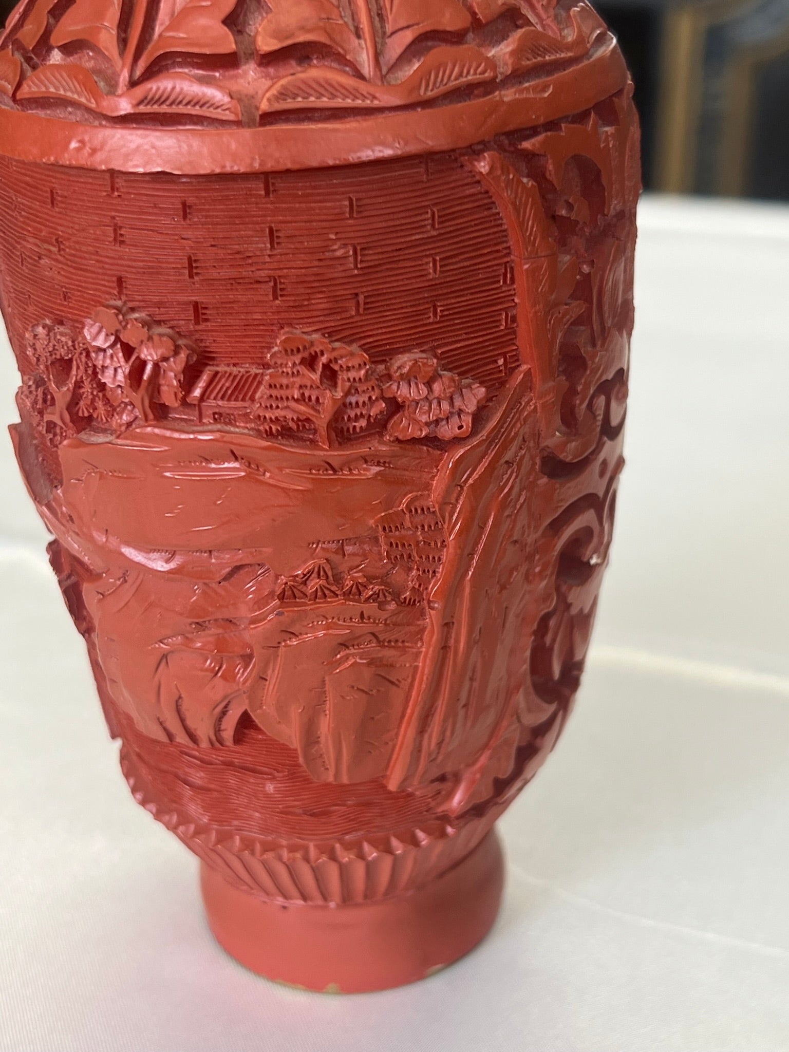 Chinesische Zinnoberlack-Vase mit Elefantenhenkeln (Schnitzlack, Messing)