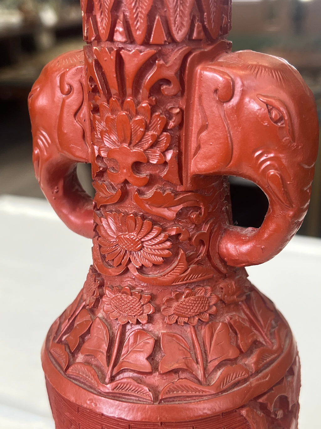 Chinesische Zinnoberlack-Vase mit Elefantenhenkeln (Schnitzlack, Messing)