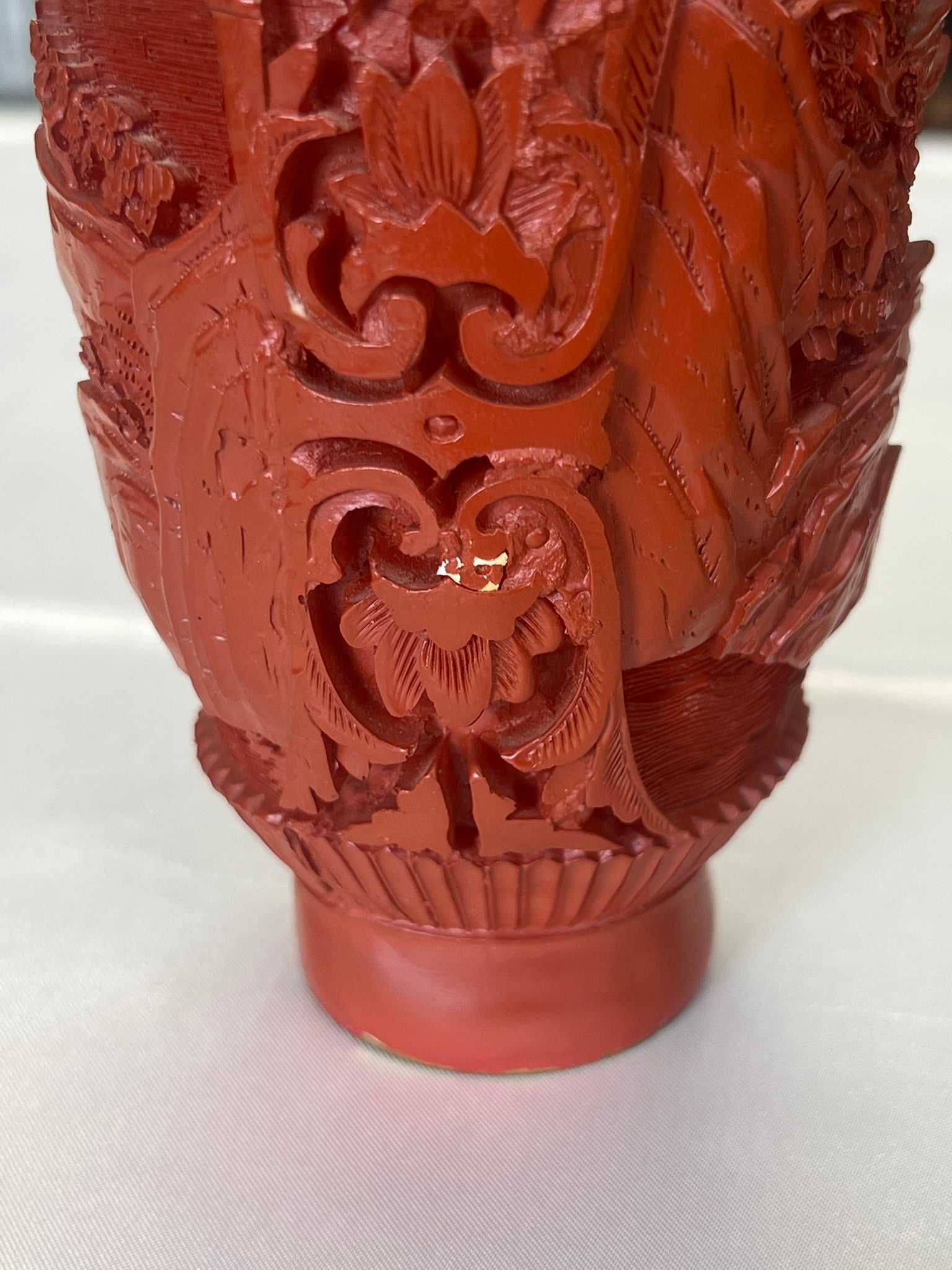 Chinesische Zinnoberlack-Vase mit Elefantenhenkeln (Schnitzlack, Messing)