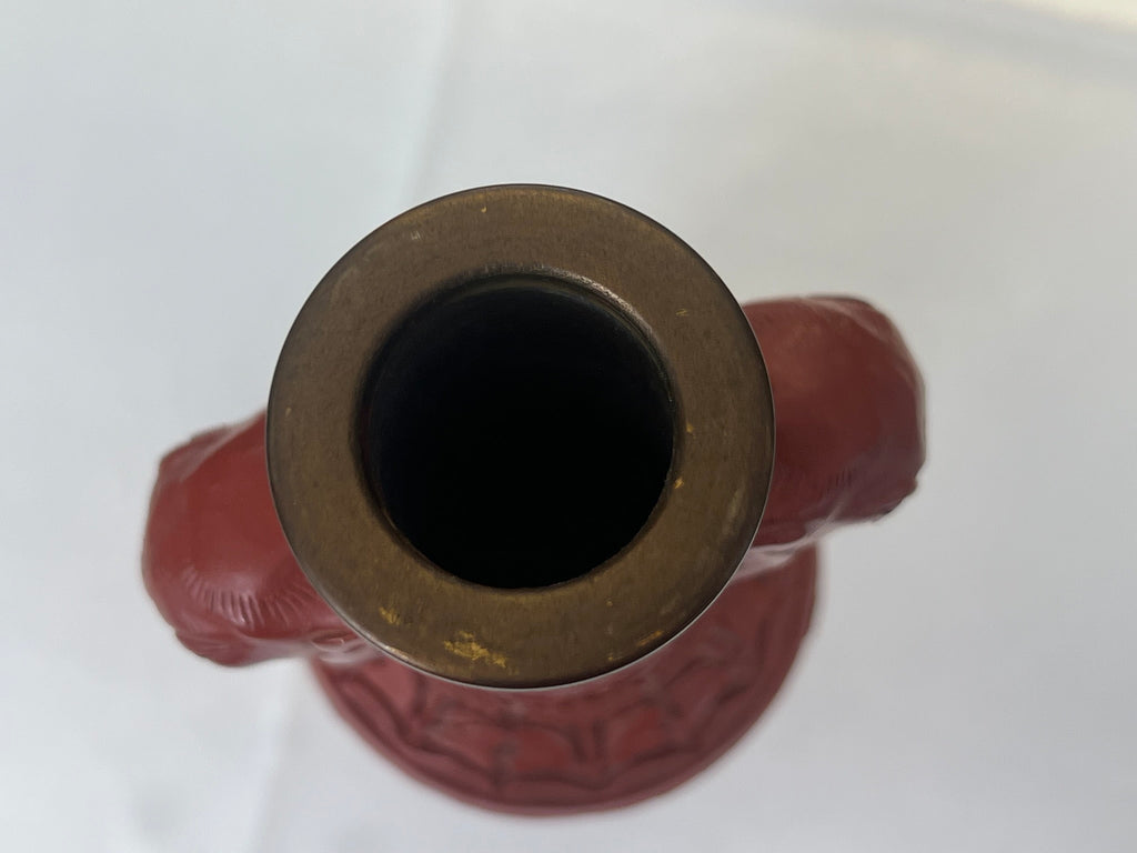 Chinesische Zinnoberlack-Vase mit Elefantenhenkeln (Schnitzlack, Messing)