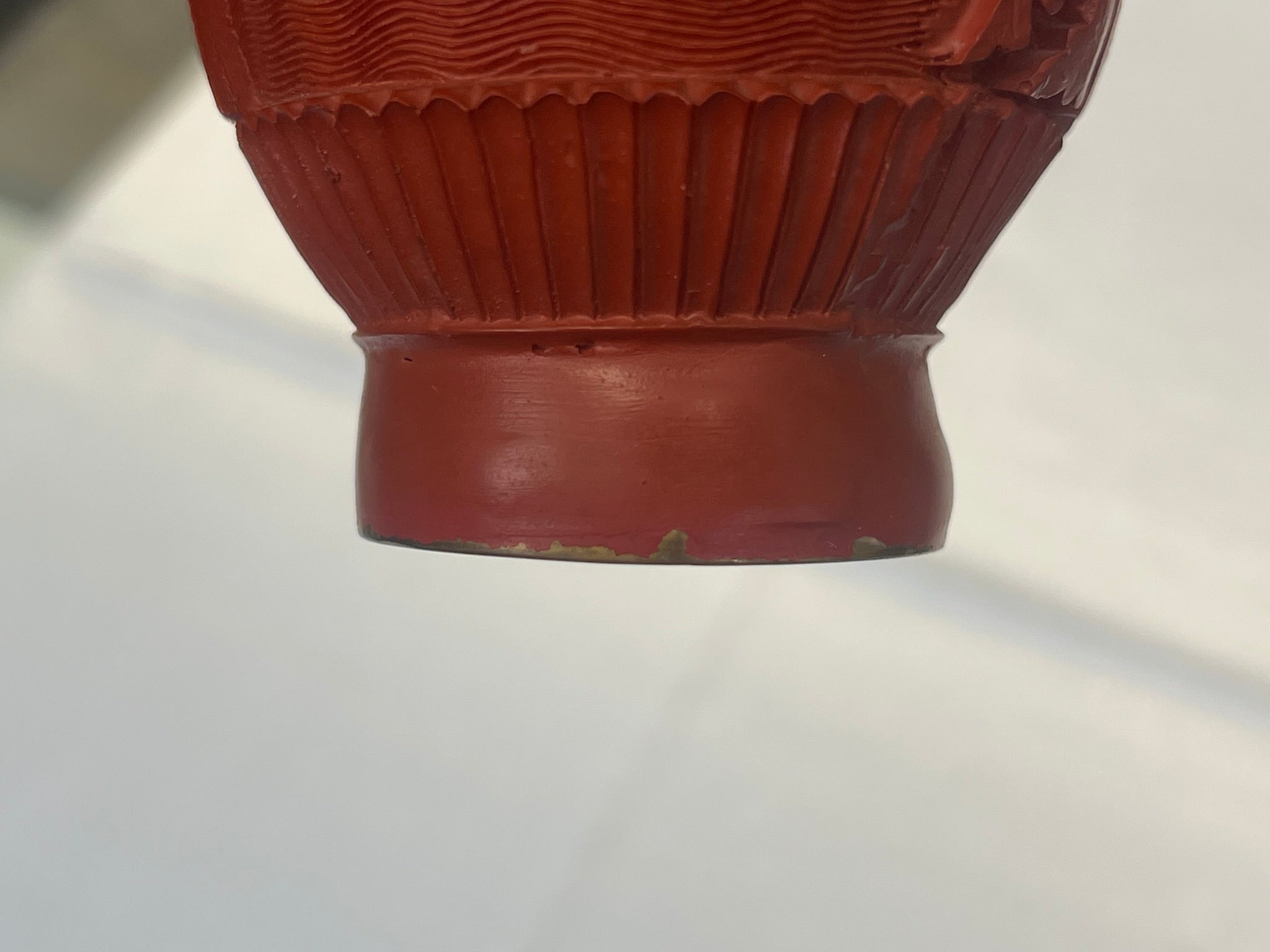 Chinesische Zinnoberlack-Vase mit Elefantenhenkeln (Schnitzlack, Messing)
