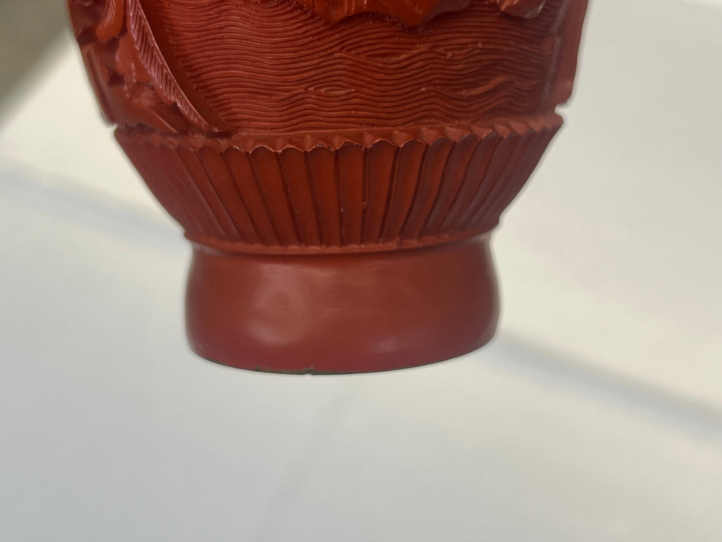 Chinesische Zinnoberlack-Vase mit Elefantenhenkeln (Schnitzlack, Messing)