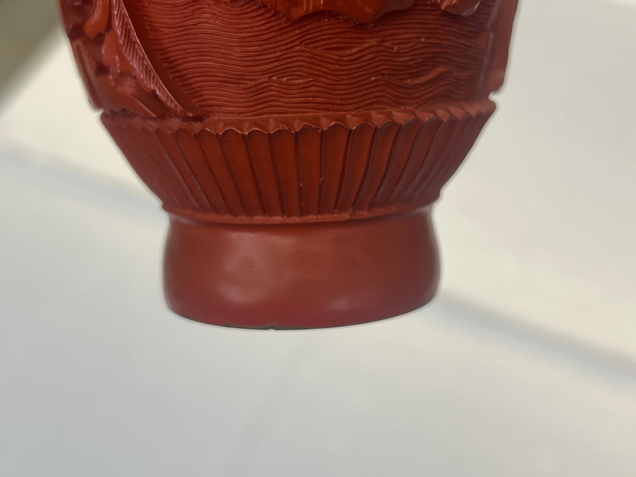 Chinesische Zinnoberlack-Vase mit Elefantenhenkeln (Schnitzlack, Messing)