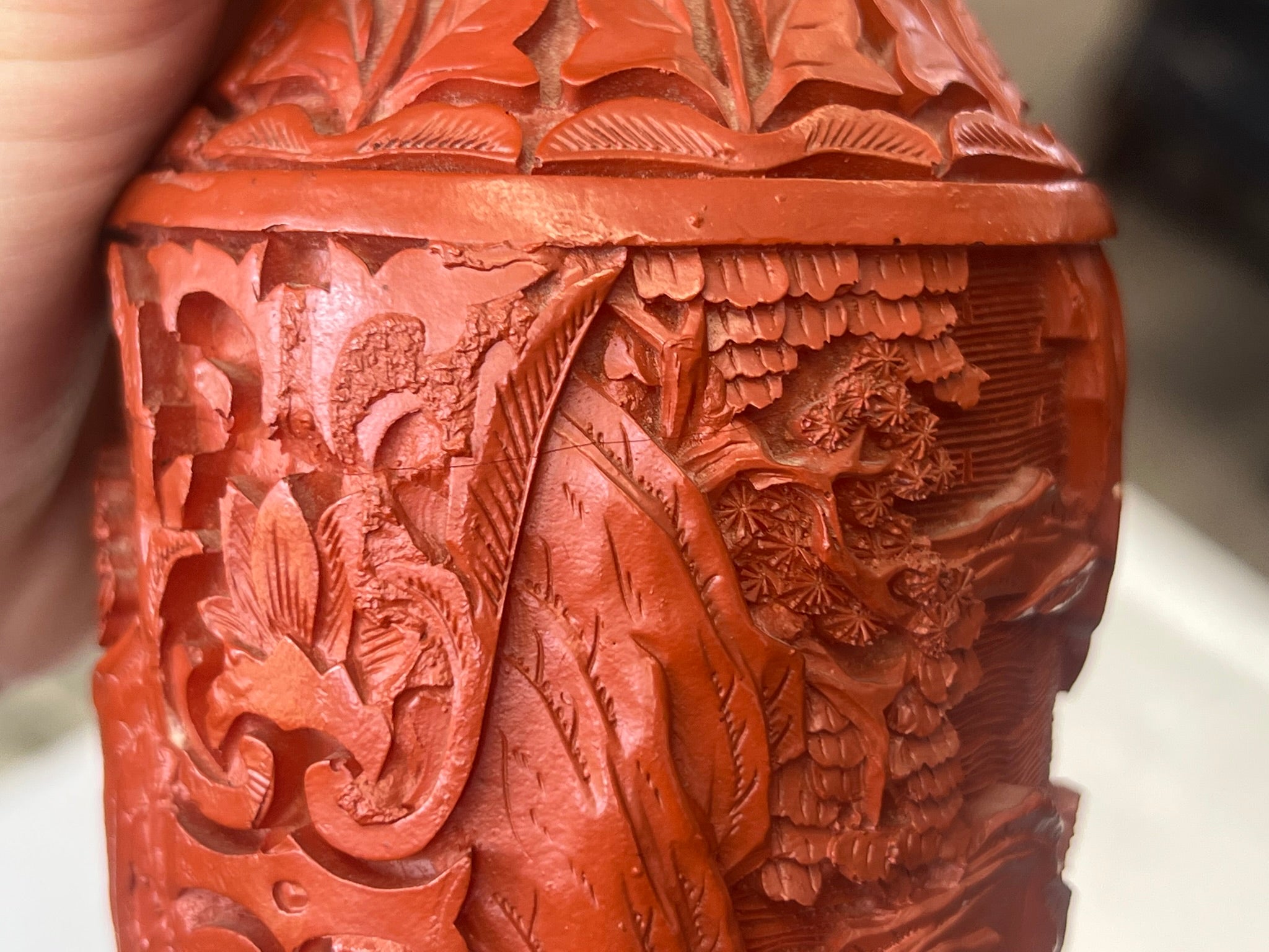 Chinesische Zinnoberlack-Vase mit Elefantenhenkeln (Schnitzlack, Messing)
