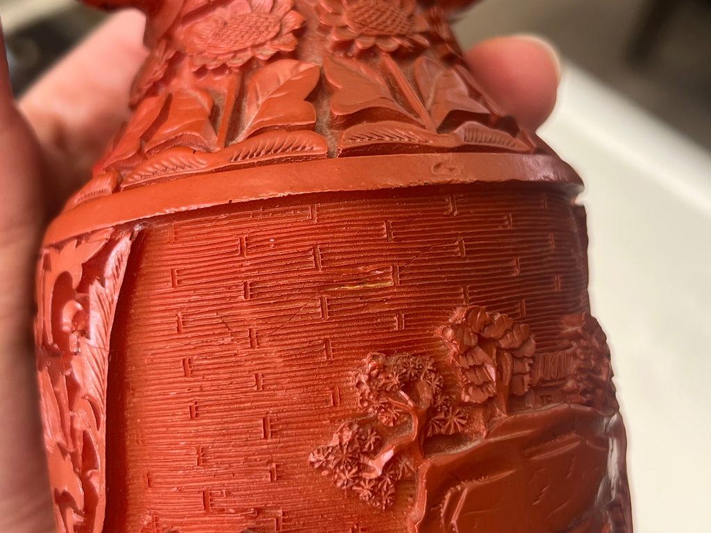 Chinesische Zinnoberlack-Vase mit Elefantenhenkeln (Schnitzlack, Messing)