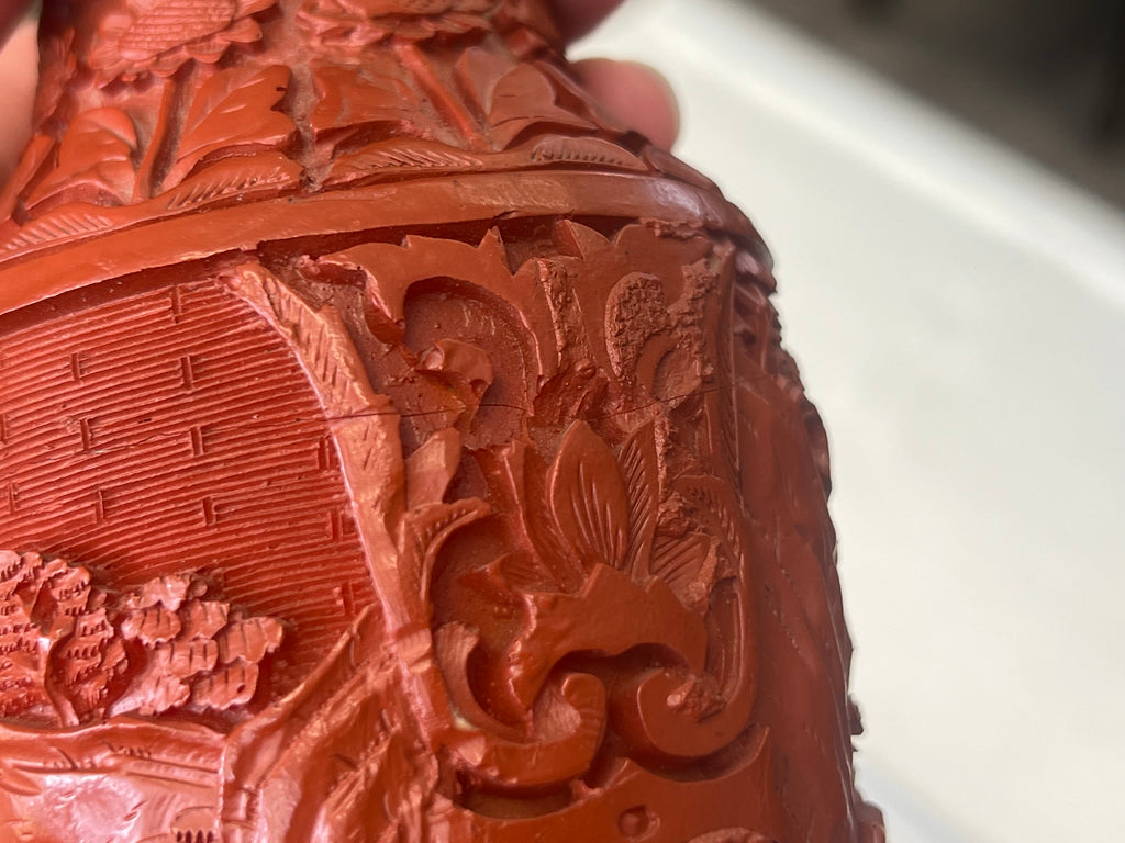 Chinesische Zinnoberlack-Vase mit Elefantenhenkeln (Schnitzlack, Messing)