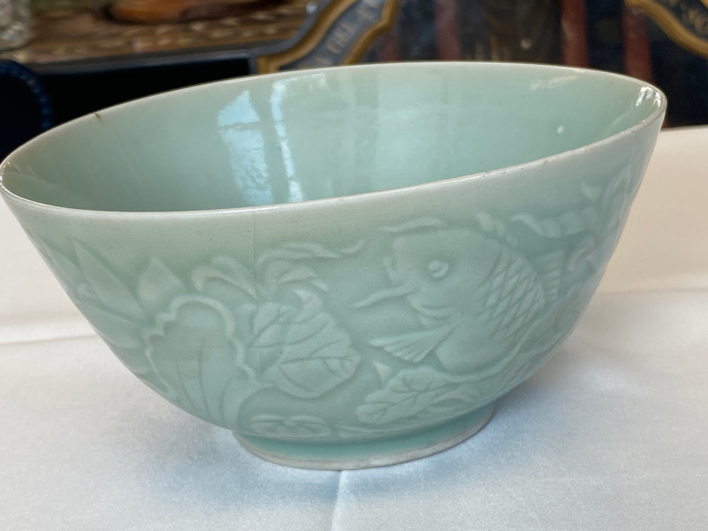 Grüne Seladon-Schale mit Karpfenrelief – Longquan-Typ