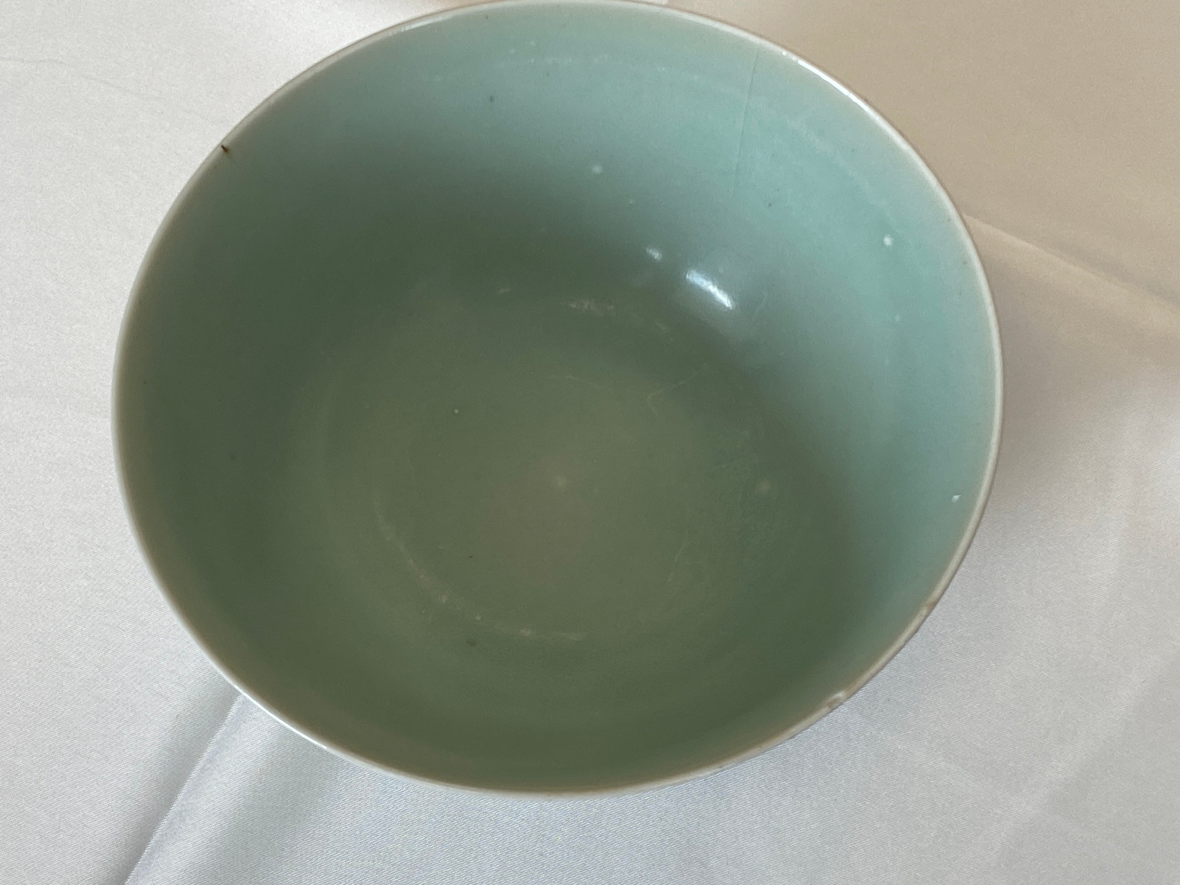 Grüne Seladon-Schale mit Karpfenrelief – Longquan-Typ