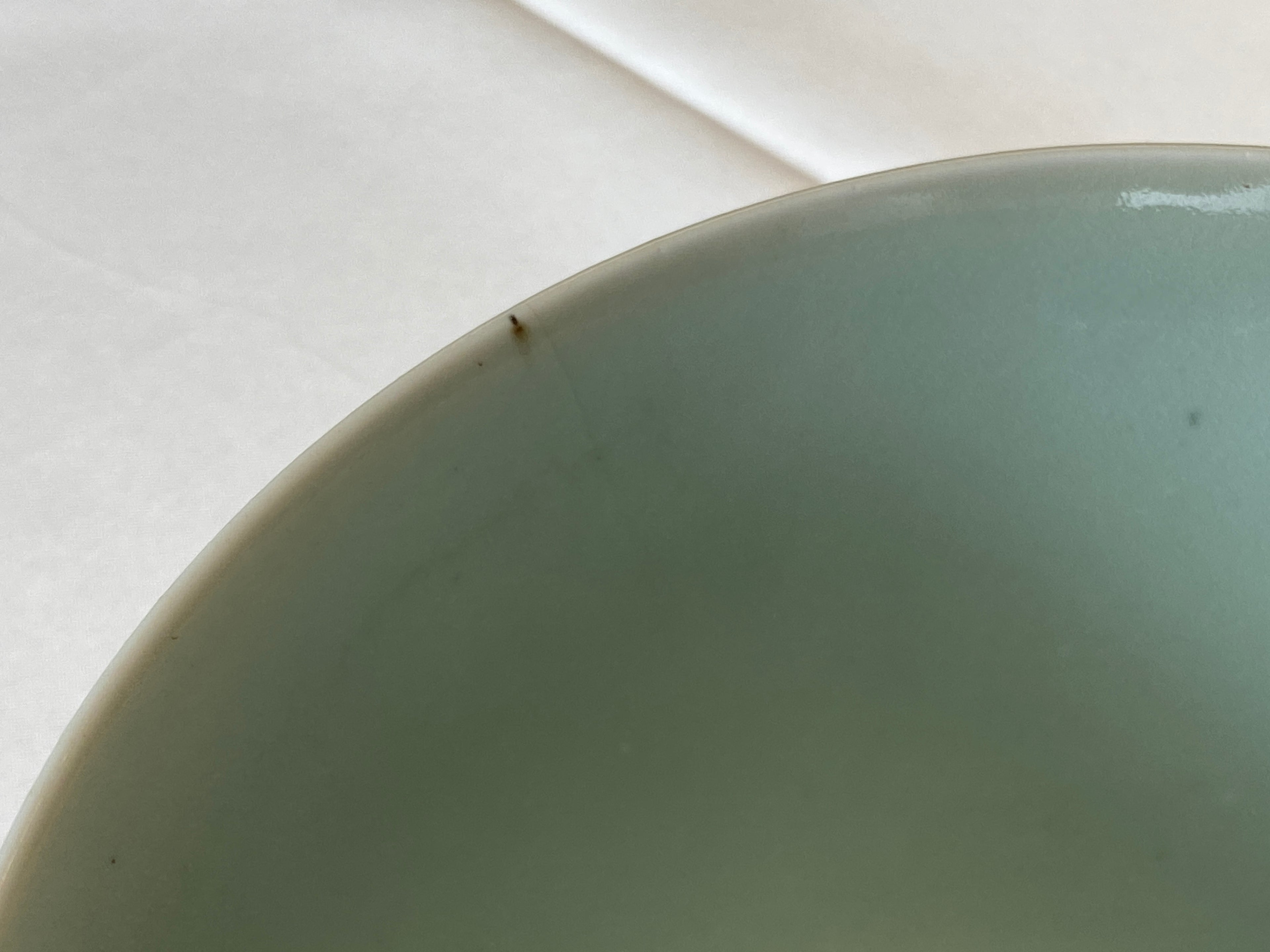 Grüne Seladon-Schale mit Karpfenrelief – Longquan-Typ