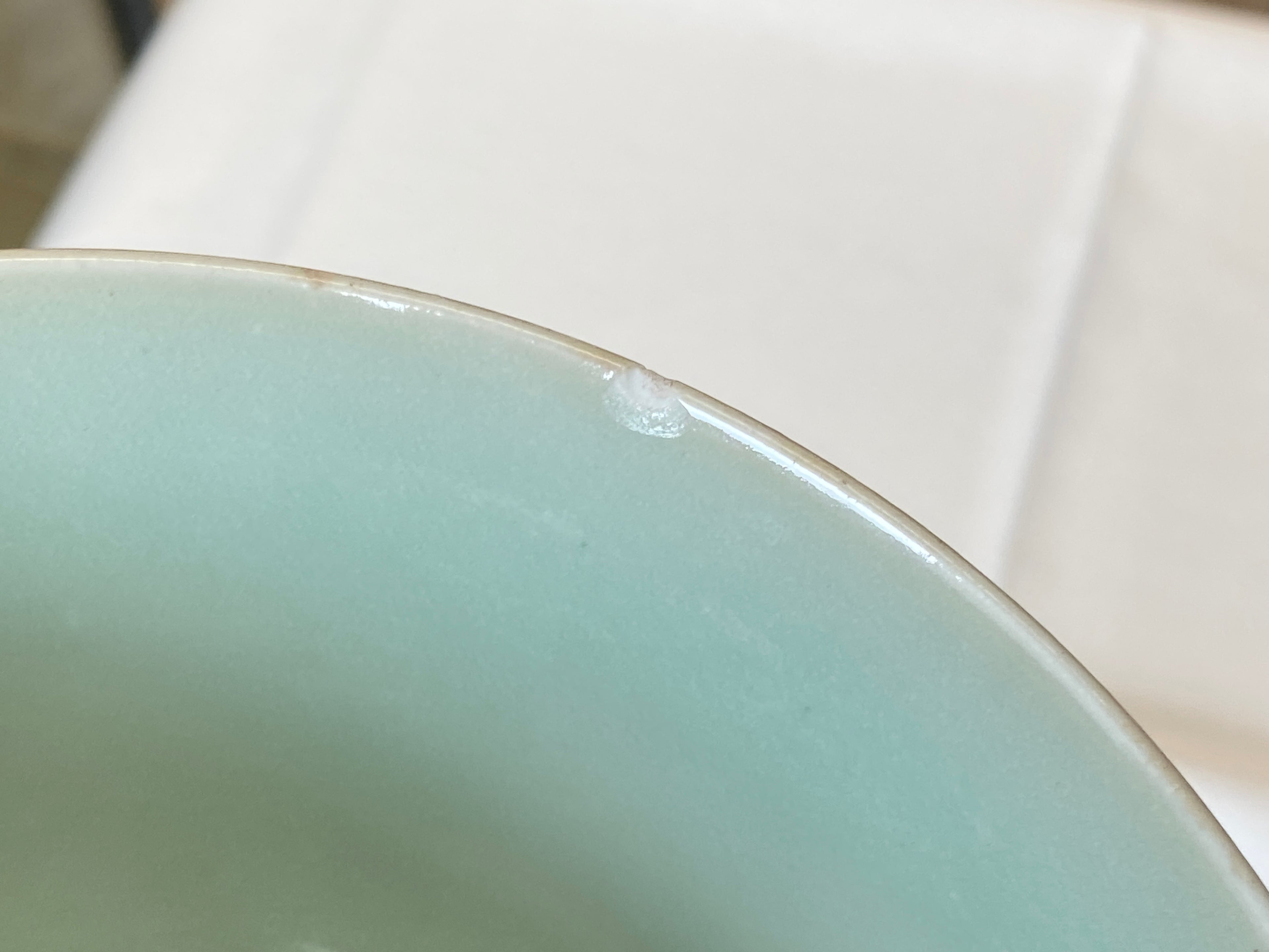Grüne Seladon-Schale mit Karpfenrelief – Longquan-Typ