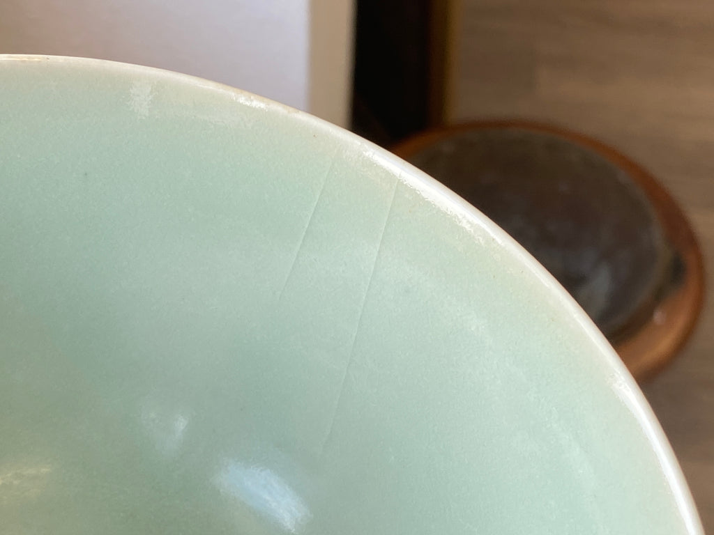Grüne Seladon-Schale mit Karpfenrelief – Longquan-Typ