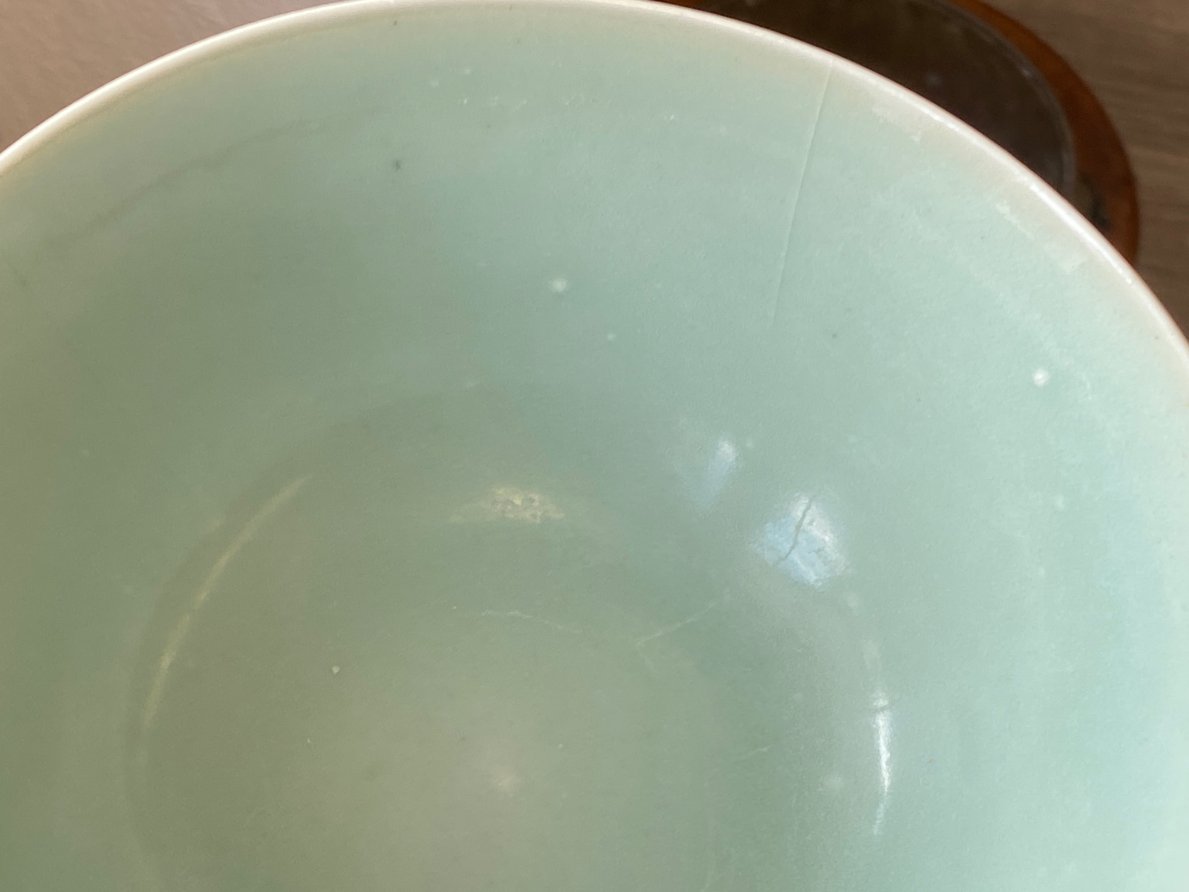 Grüne Seladon-Schale mit Karpfenrelief – Longquan-Typ