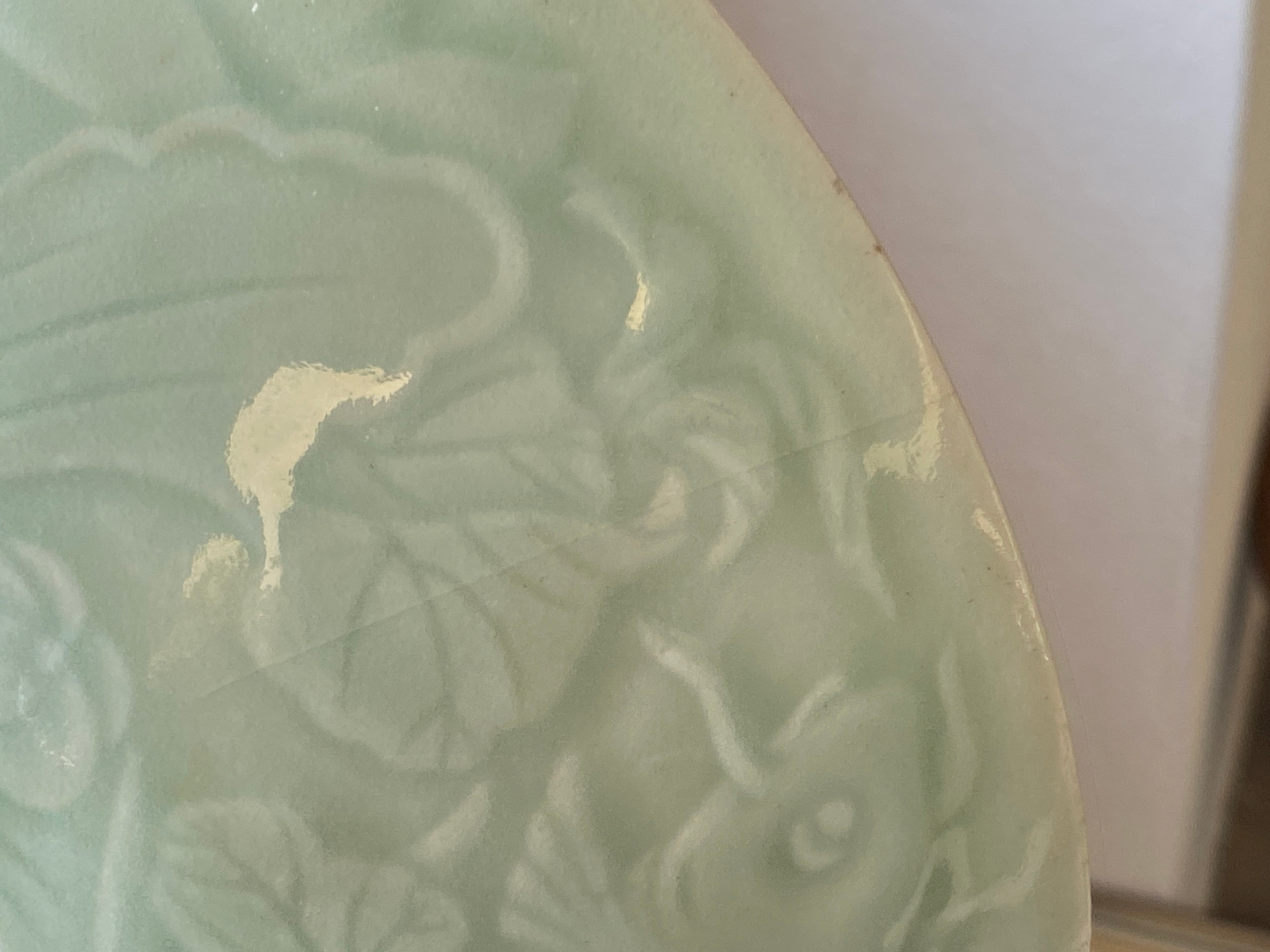 Grüne Seladon-Schale mit Karpfenrelief – Longquan-Typ