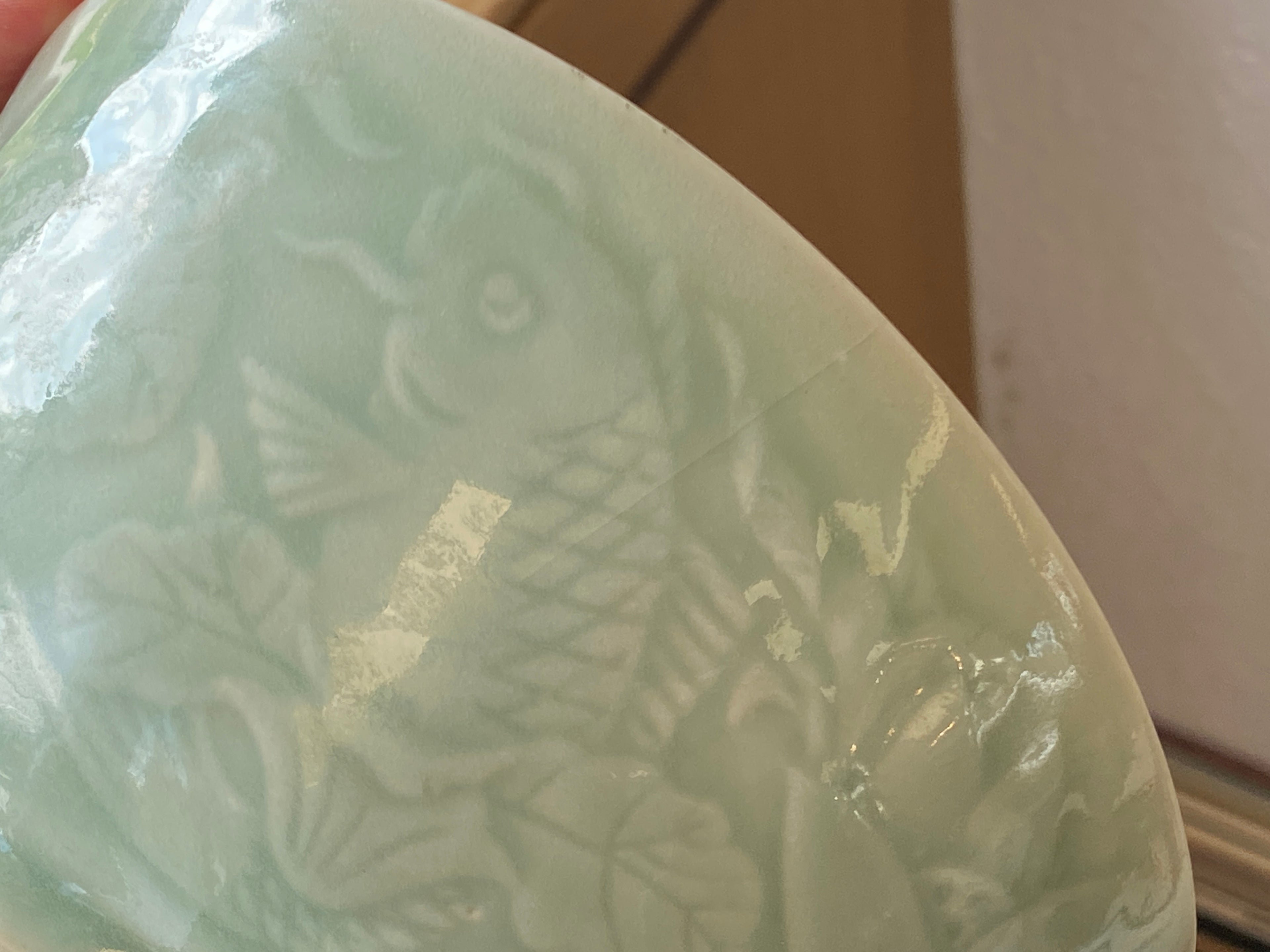 Grüne Seladon-Schale mit Karpfenrelief – Longquan-Typ