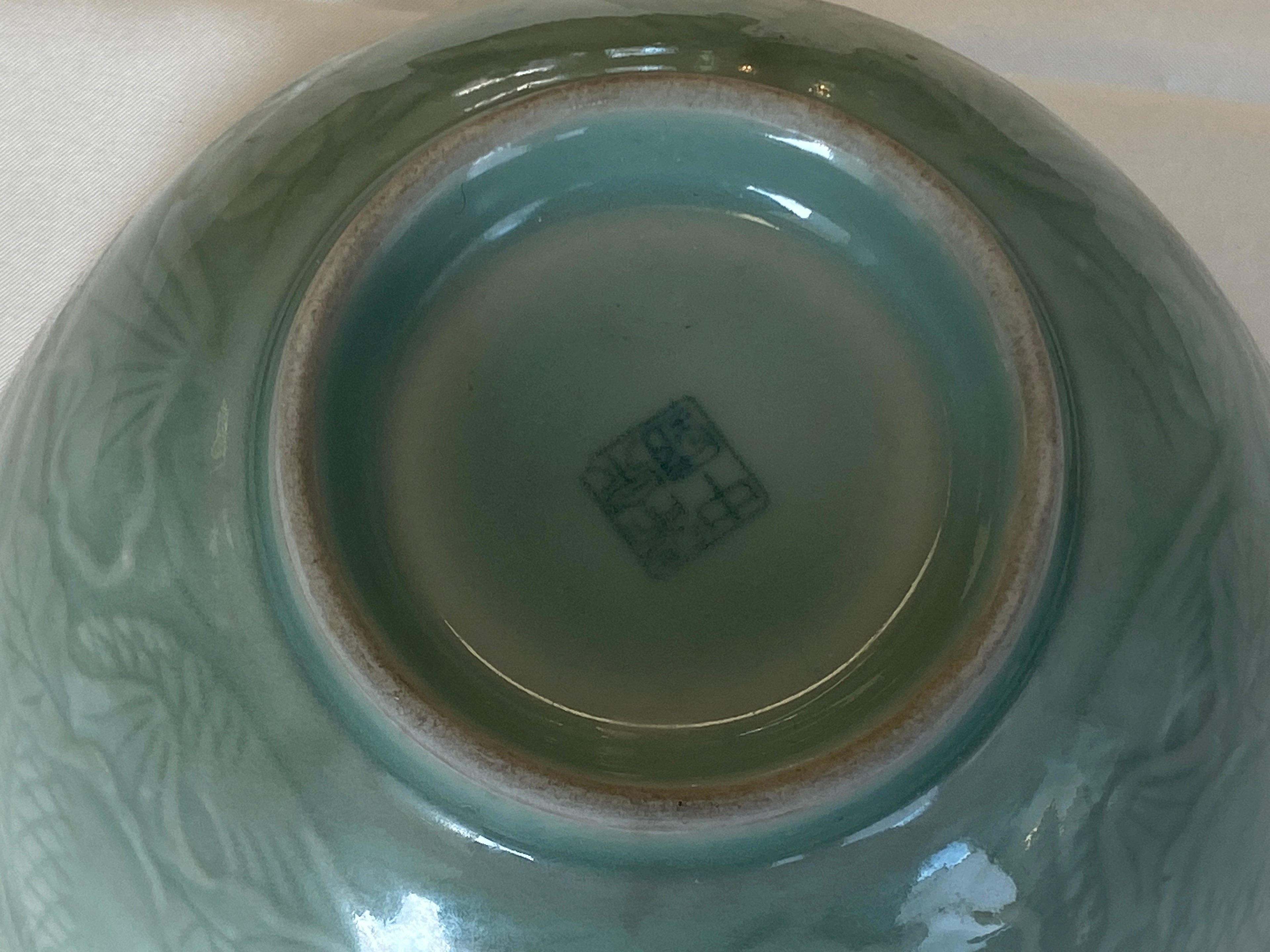 Grüne Seladon-Schale mit Karpfenrelief – Longquan-Typ