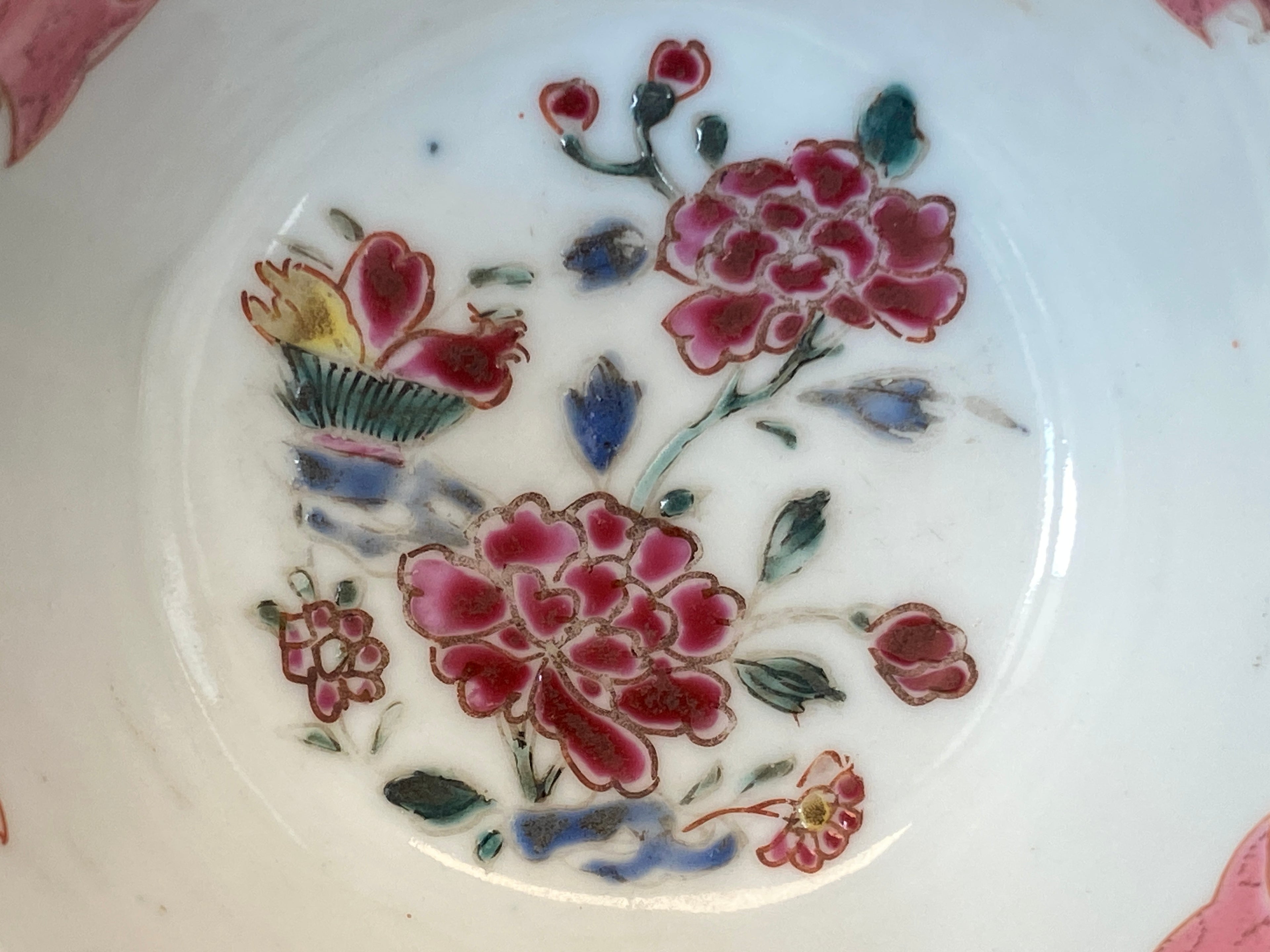 Famille-Rose-Koppchen mit Unterteller – Batavia-Braun, 18. Jh.