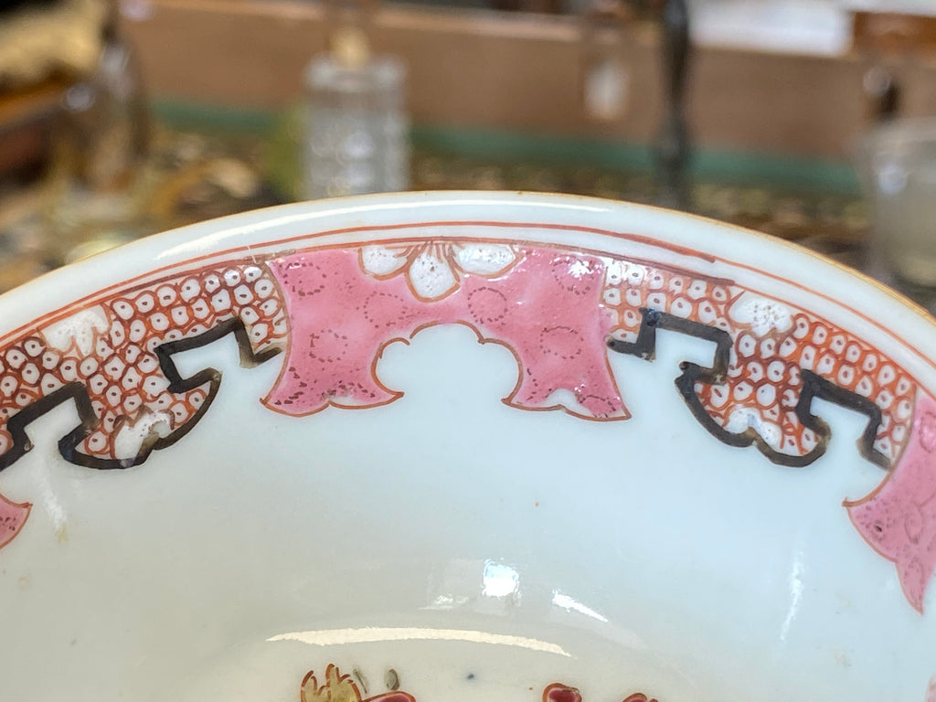 Famille-Rose-Koppchen mit Unterteller – Batavia-Braun, 18. Jh.