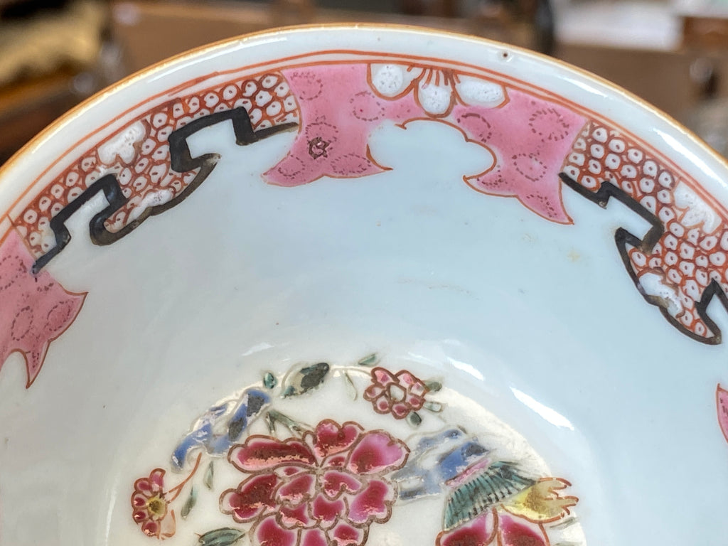 Famille-Rose-Koppchen mit Unterteller – Batavia-Braun, 18. Jh.
