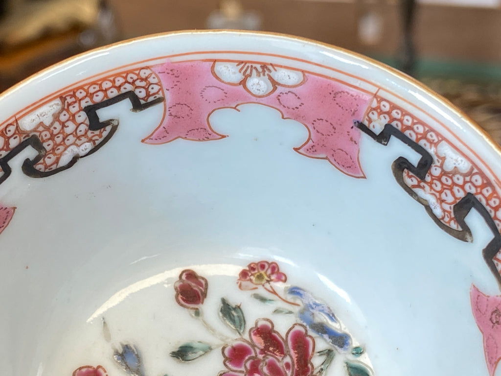 Famille-Rose-Koppchen mit Unterteller – Batavia-Braun, 18. Jh.
