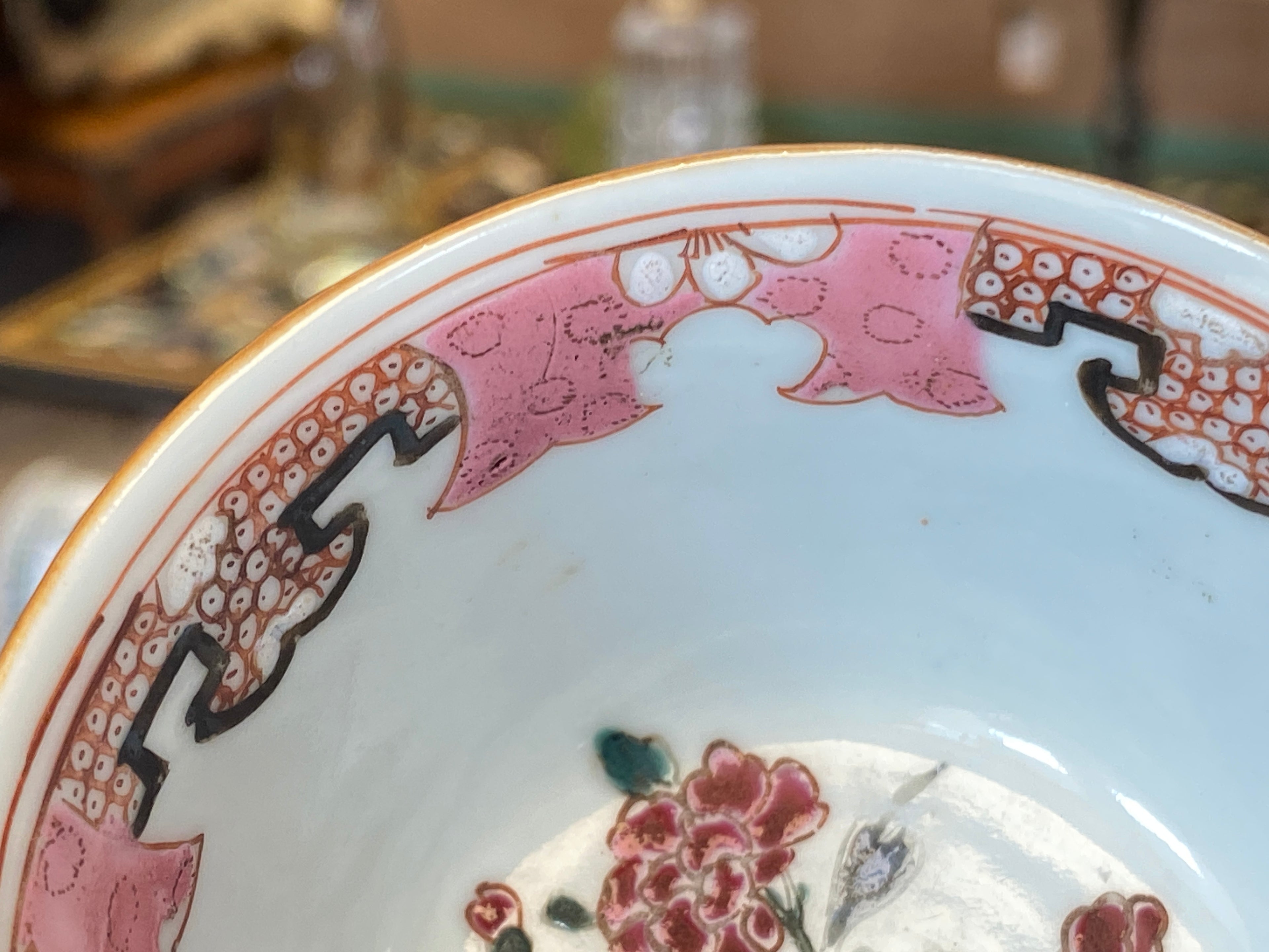 Famille-Rose-Koppchen mit Unterteller – Batavia-Braun, 18. Jh.