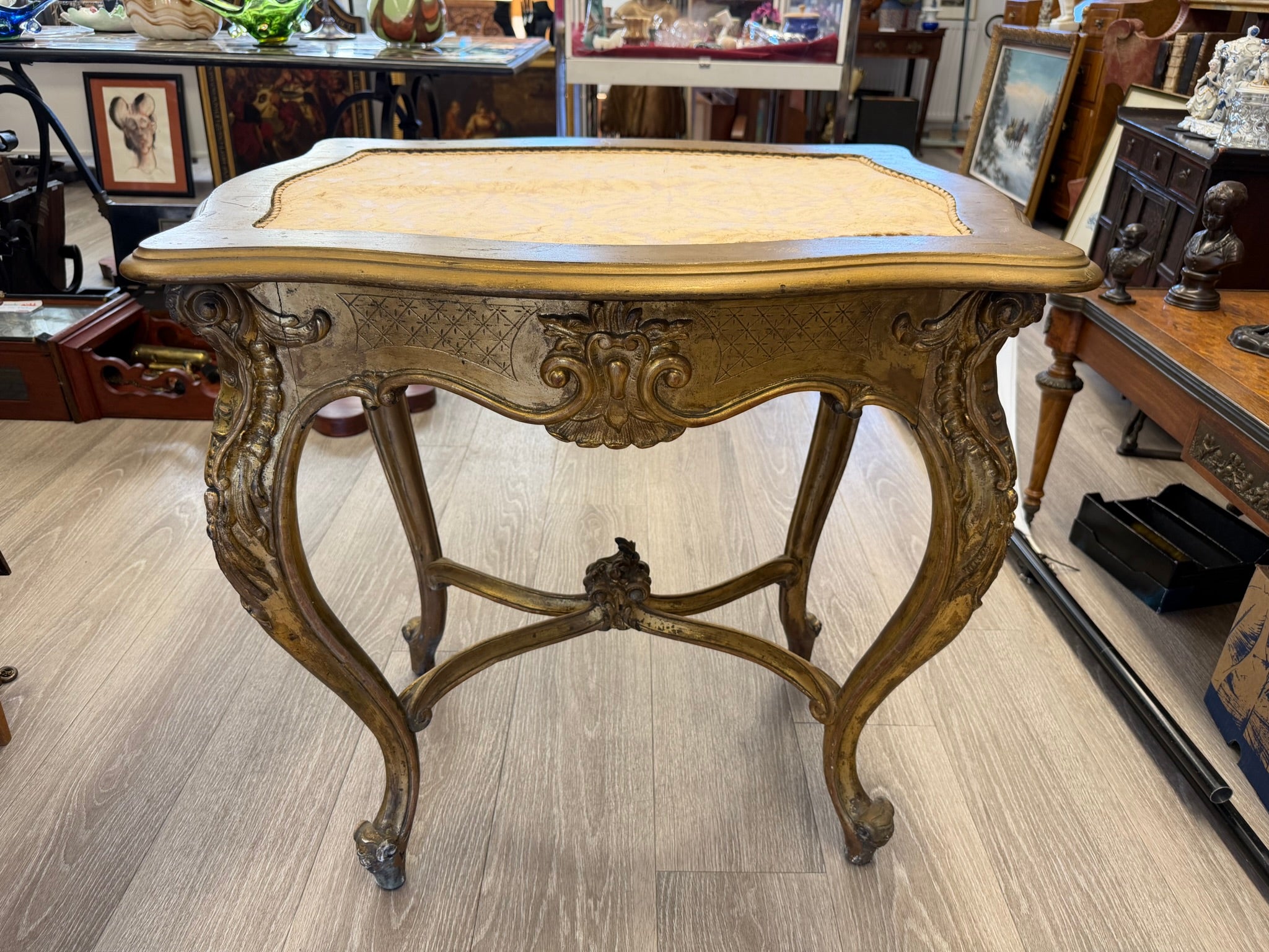 Antiker Beistelltisch Frankreich, 19. Jh., Louis-XV-Stil (Rokoko) – original vergoldet, geschnitzt, Salontisch