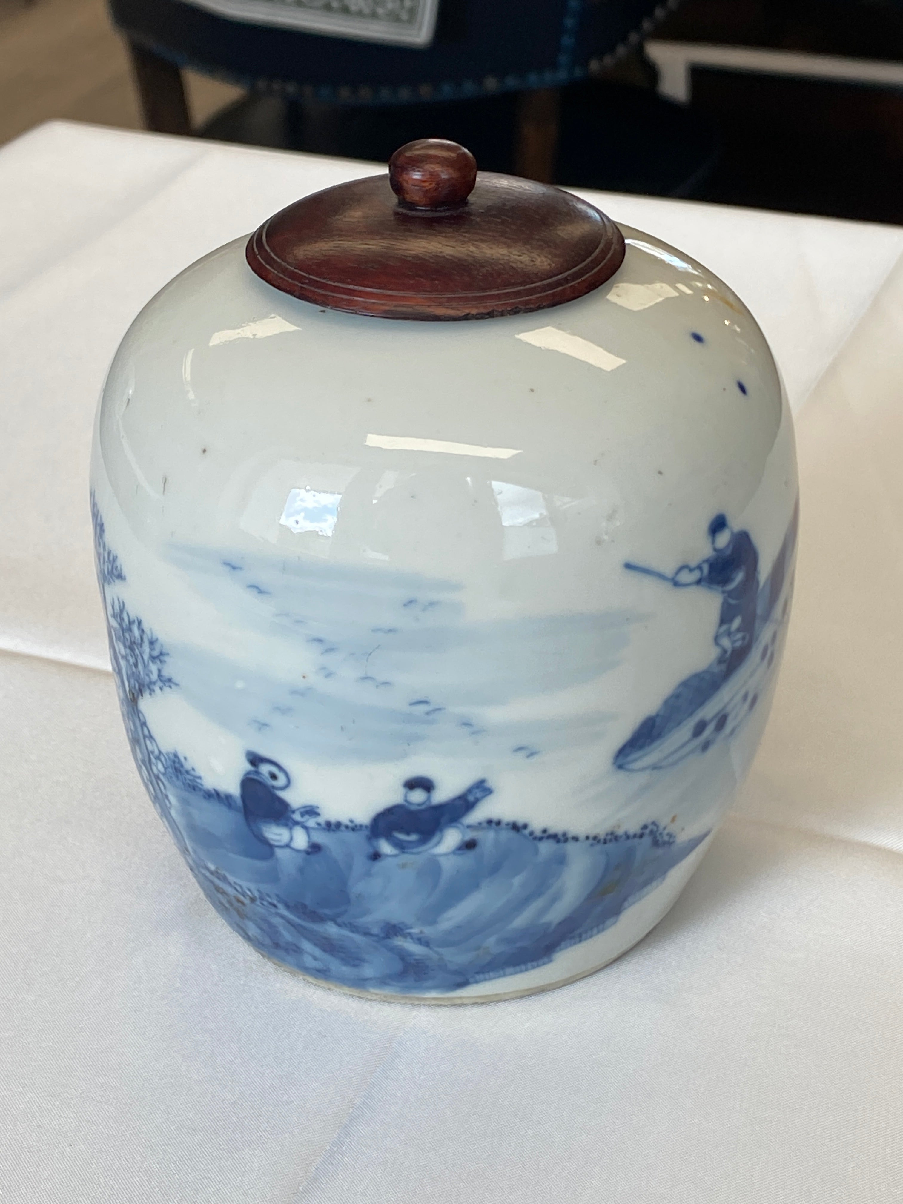 Chinesische Teedose, blau-weiß – Unterglasurmalerei, 19. Jahrhundert