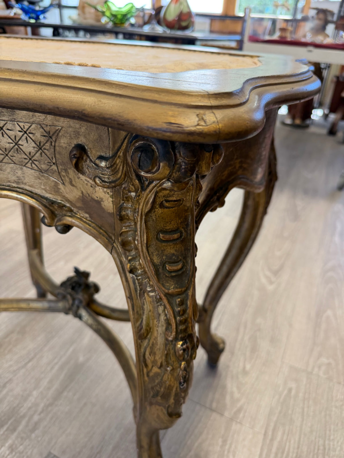 Antiker Beistelltisch Frankreich, 19. Jh., Louis-XV-Stil (Rokoko) – original vergoldet, geschnitzt, Salontisch