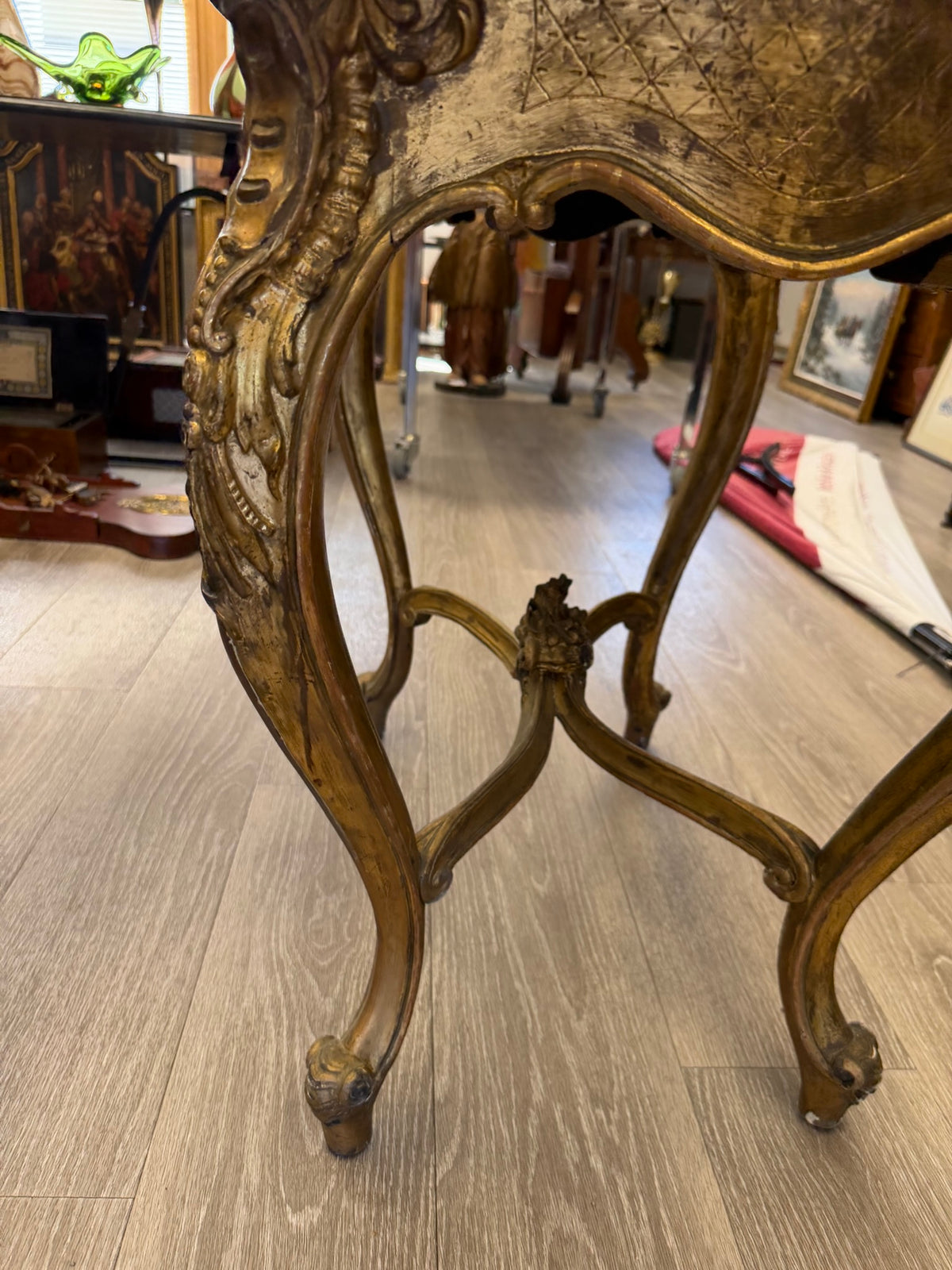 Antiker Beistelltisch Frankreich, 19. Jh., Louis-XV-Stil (Rokoko) – original vergoldet, geschnitzt, Salontisch