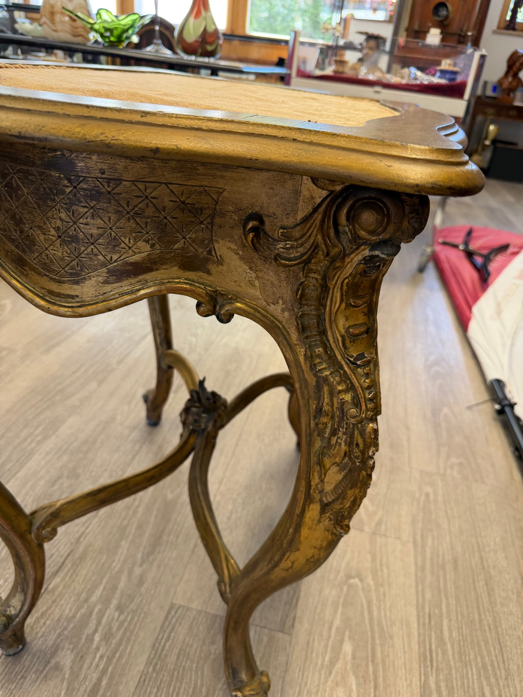 Antiker Beistelltisch Frankreich, 19. Jh., Louis-XV-Stil (Rokoko) – original vergoldet, geschnitzt, Salontisch