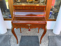 Damensekretär / Sekretär Wurzelnuss, Louis XV / Rokoko Stil, Zylinder-Rollverschluss, Bronzebeschläge (Stilmöbel, 20. Jh.)