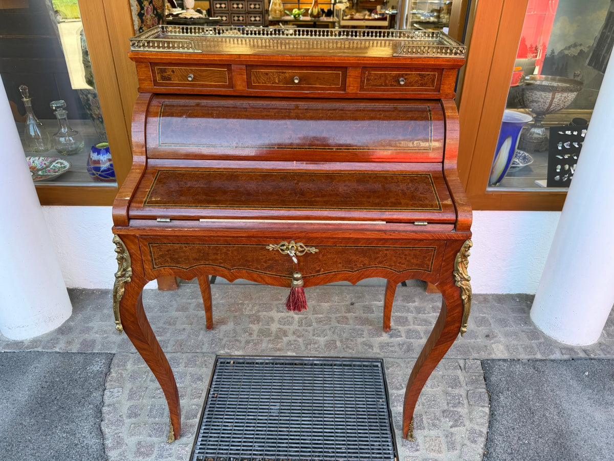 Damensekretär / Sekretär Wurzelnuss, Louis XV / Rokoko Stil, Zylinder-Rollverschluss, Bronzebeschläge (Stilmöbel, 20. Jh.)