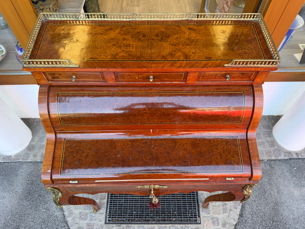 Damensekretär / Sekretär Wurzelnuss, Louis XV / Rokoko Stil, Zylinder-Rollverschluss, Bronzebeschläge (Stilmöbel, 20. Jh.)