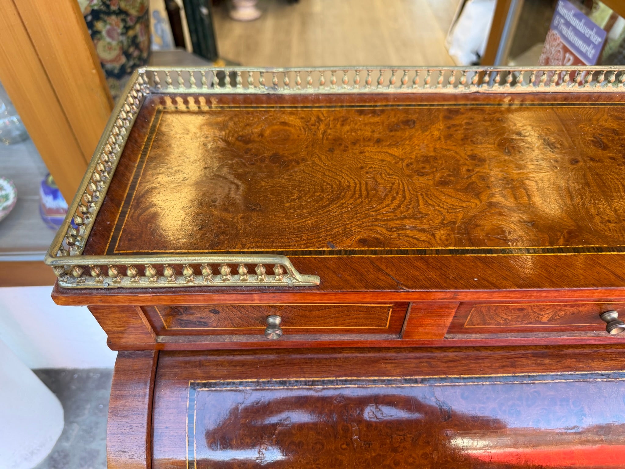 Damensekretär / Sekretär Wurzelnuss, Louis XV / Rokoko Stil, Zylinder-Rollverschluss, Bronzebeschläge (Stilmöbel, 20. Jh.)