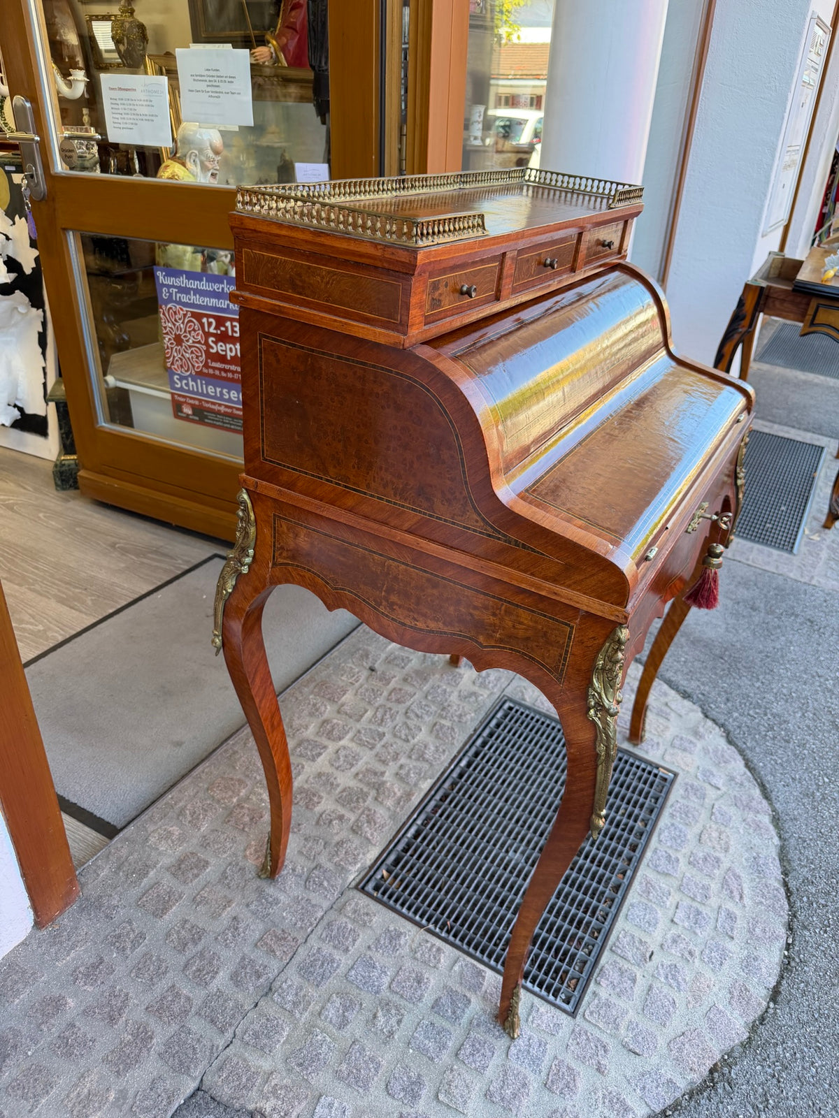 Damensekretär / Sekretär Wurzelnuss, Louis XV / Rokoko Stil, Zylinder-Rollverschluss, Bronzebeschläge (Stilmöbel, 20. Jh.)