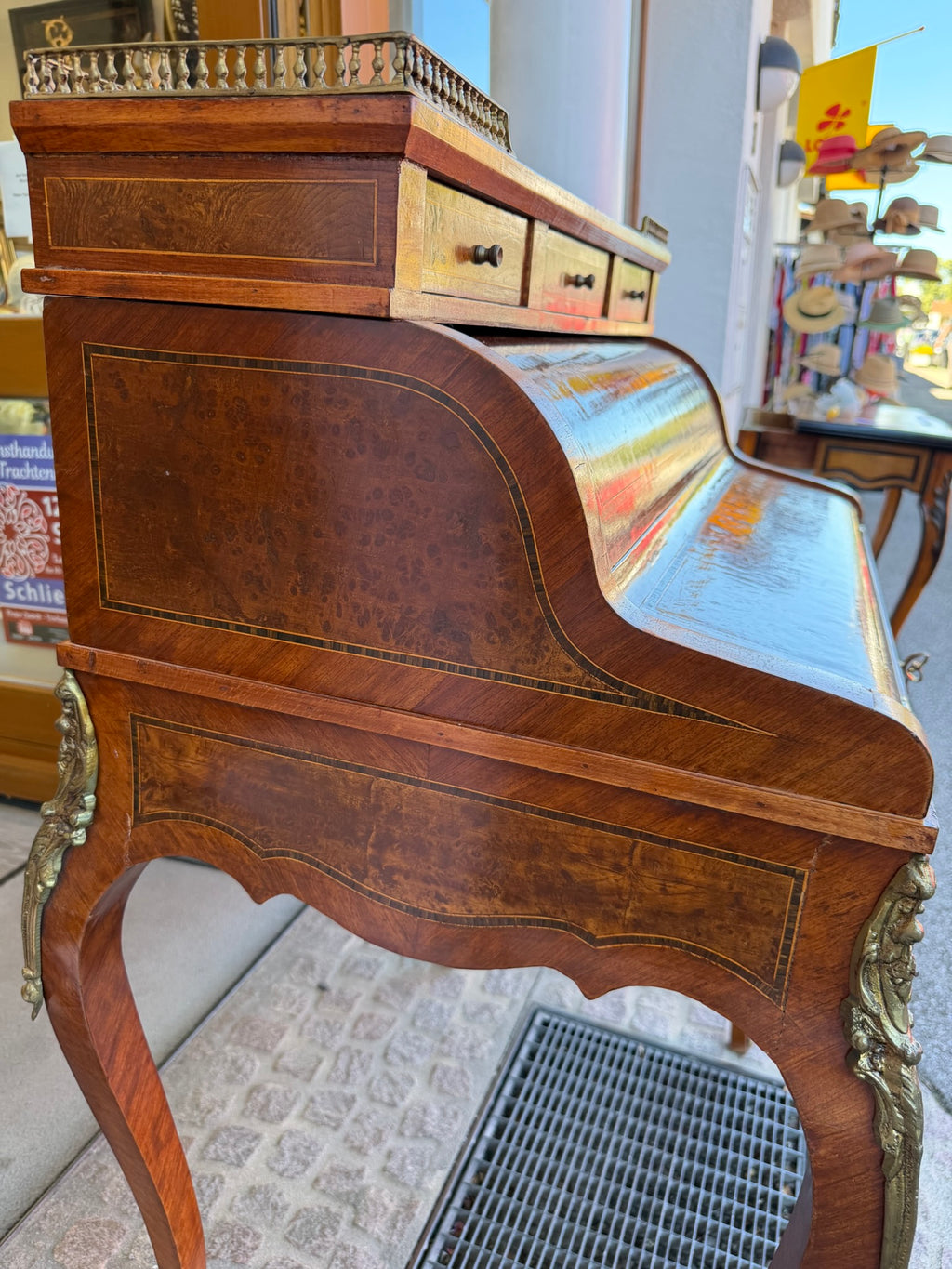 Damensekretär / Sekretär Wurzelnuss, Louis XV / Rokoko Stil, Zylinder-Rollverschluss, Bronzebeschläge (Stilmöbel, 20. Jh.)