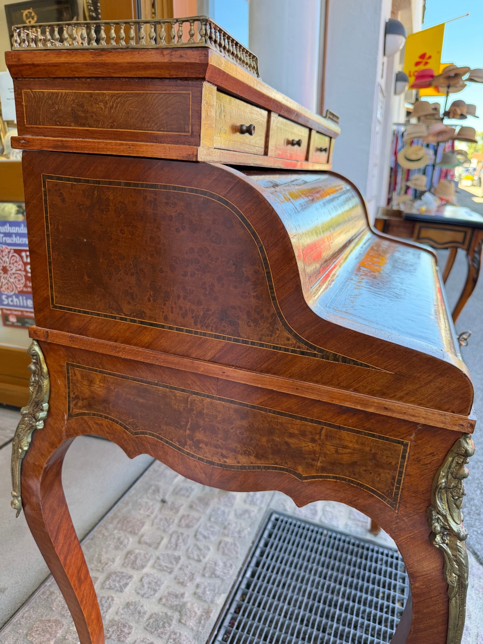 Damensekretär / Sekretär Wurzelnuss, Louis XV / Rokoko Stil, Zylinder-Rollverschluss, Bronzebeschläge (Stilmöbel, 20. Jh.)
