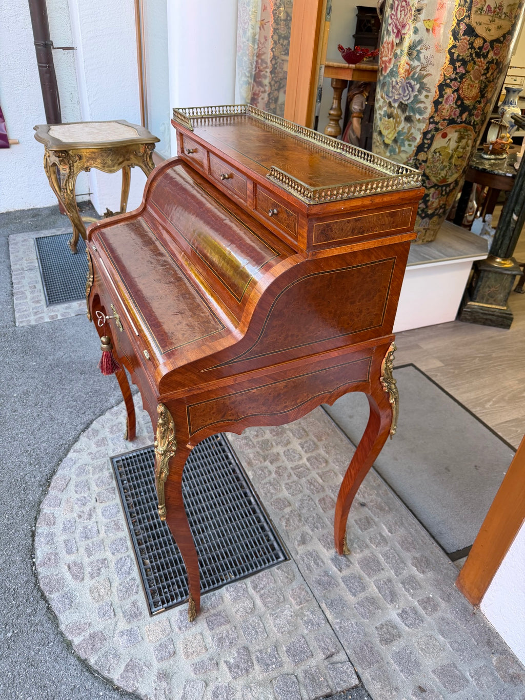 Damensekretär / Sekretär Wurzelnuss, Louis XV / Rokoko Stil, Zylinder-Rollverschluss, Bronzebeschläge (Stilmöbel, 20. Jh.)