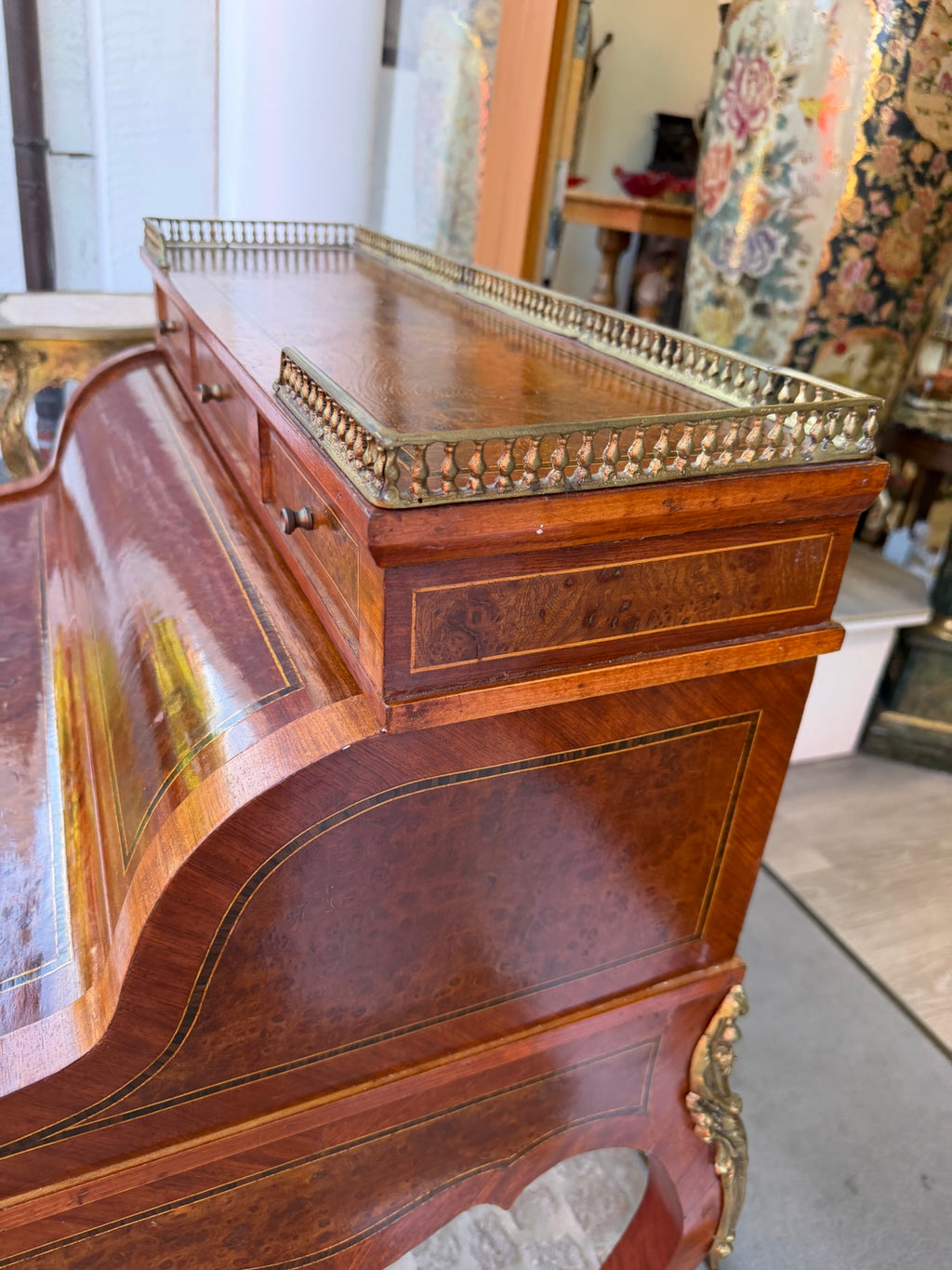 Damensekretär / Sekretär Wurzelnuss, Louis XV / Rokoko Stil, Zylinder-Rollverschluss, Bronzebeschläge (Stilmöbel, 20. Jh.)