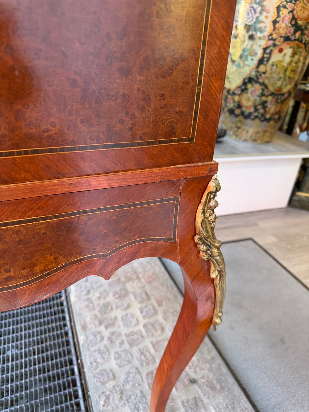 Damensekretär / Sekretär Wurzelnuss, Louis XV / Rokoko Stil, Zylinder-Rollverschluss, Bronzebeschläge (Stilmöbel, 20. Jh.)