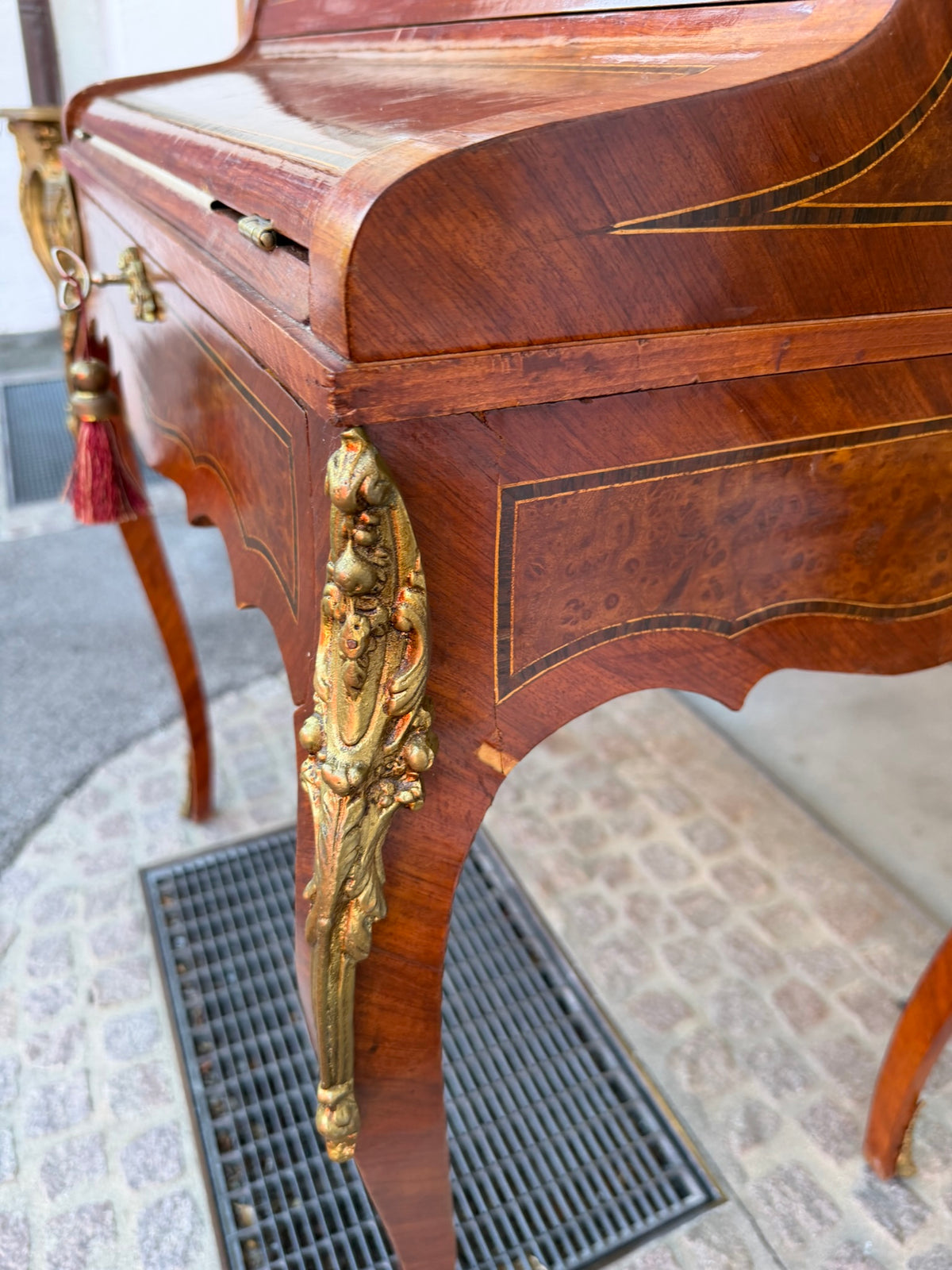Damensekretär / Sekretär Wurzelnuss, Louis XV / Rokoko Stil, Zylinder-Rollverschluss, Bronzebeschläge (Stilmöbel, 20. Jh.)