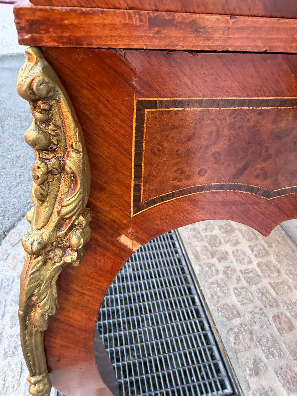 Damensekretär / Sekretär Wurzelnuss, Louis XV / Rokoko Stil, Zylinder-Rollverschluss, Bronzebeschläge (Stilmöbel, 20. Jh.)