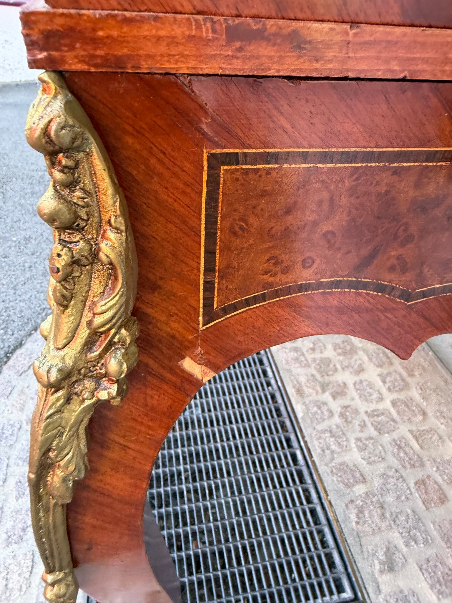 Damensekretär / Sekretär Wurzelnuss, Louis XV / Rokoko Stil, Zylinder-Rollverschluss, Bronzebeschläge (Stilmöbel, 20. Jh.)