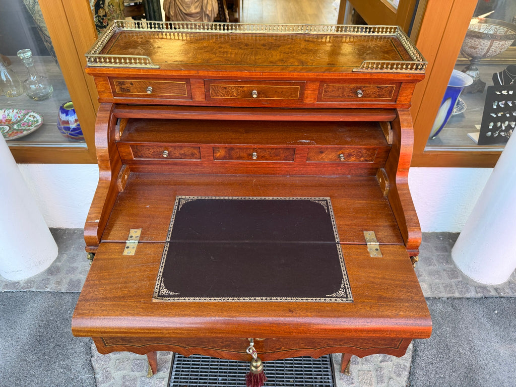 Damensekretär / Sekretär Wurzelnuss, Louis XV / Rokoko Stil, Zylinder-Rollverschluss, Bronzebeschläge (Stilmöbel, 20. Jh.)