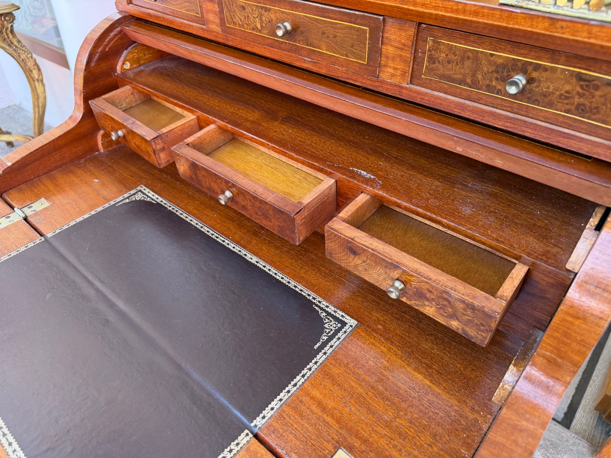 Damensekretär / Sekretär Wurzelnuss, Louis XV / Rokoko Stil, Zylinder-Rollverschluss, Bronzebeschläge (Stilmöbel, 20. Jh.)
