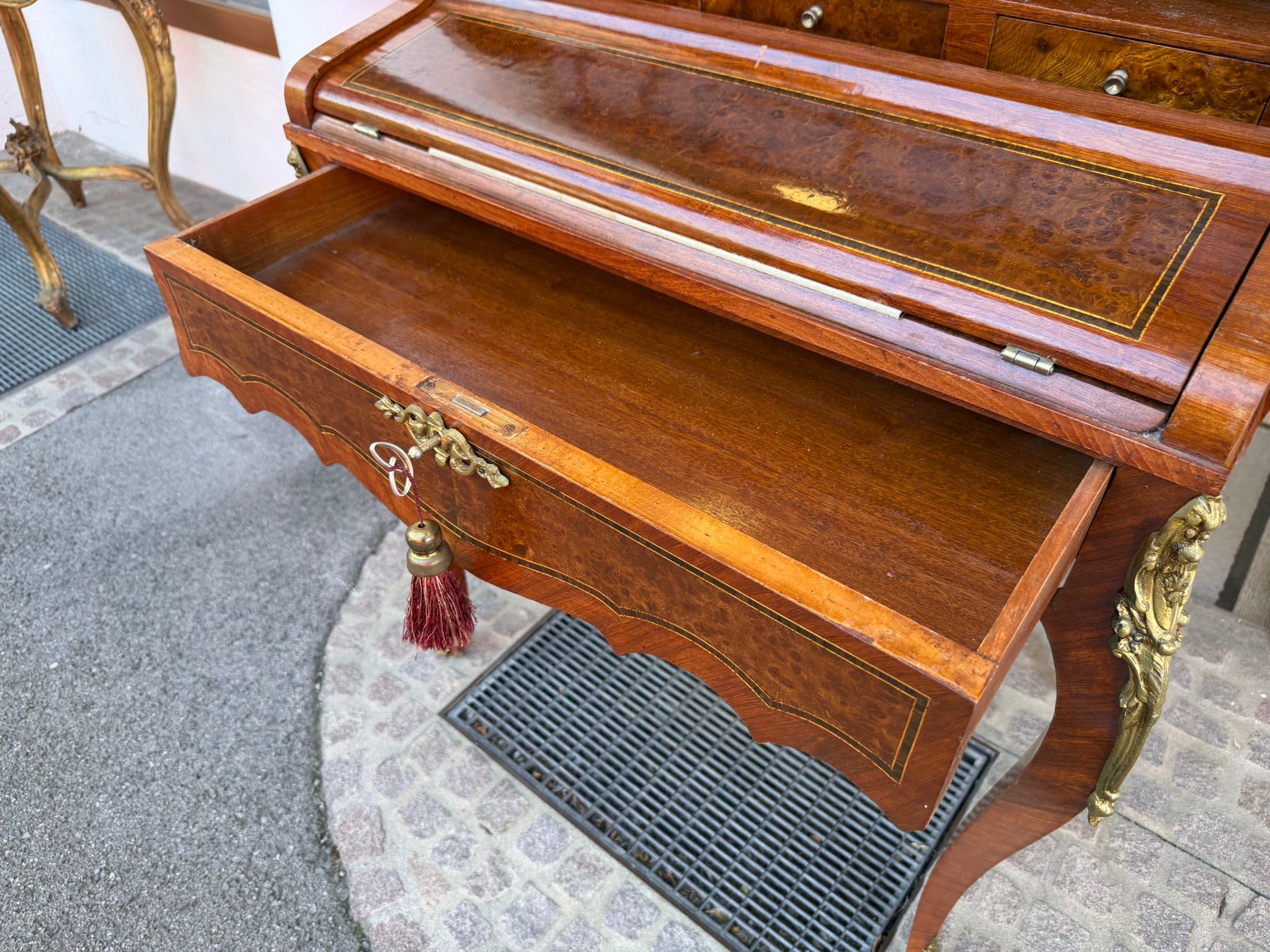 Damensekretär / Sekretär Wurzelnuss, Louis XV / Rokoko Stil, Zylinder-Rollverschluss, Bronzebeschläge (Stilmöbel, 20. Jh.)