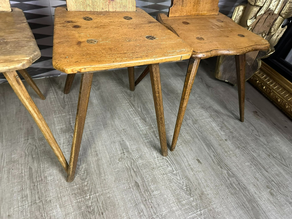 Vier antike Brettstühle 4x antiker Stuhl Brettstuhl Holz massiv