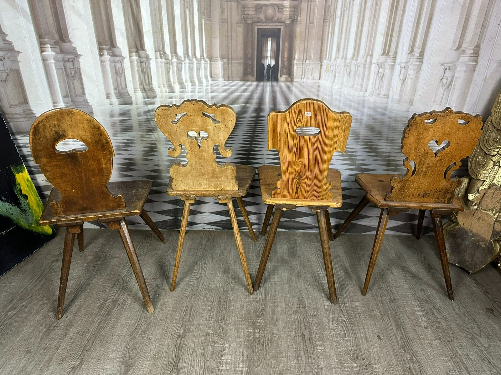 Vier antike Brettstühle 4x antiker Stuhl Brettstuhl Holz massiv